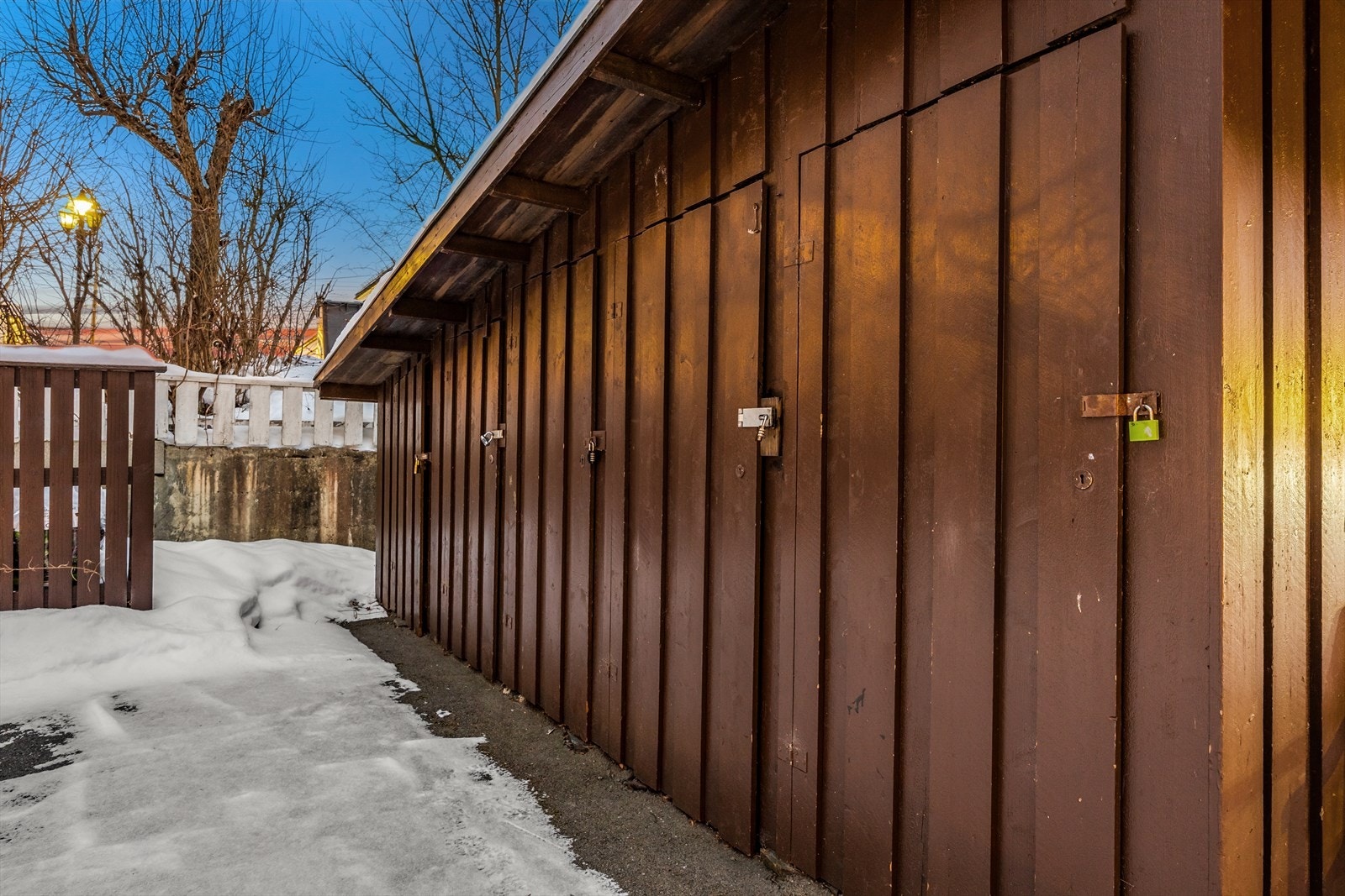 Det medfølger en uisolert bod i tilknytning til garasjebygget. Galleribilde