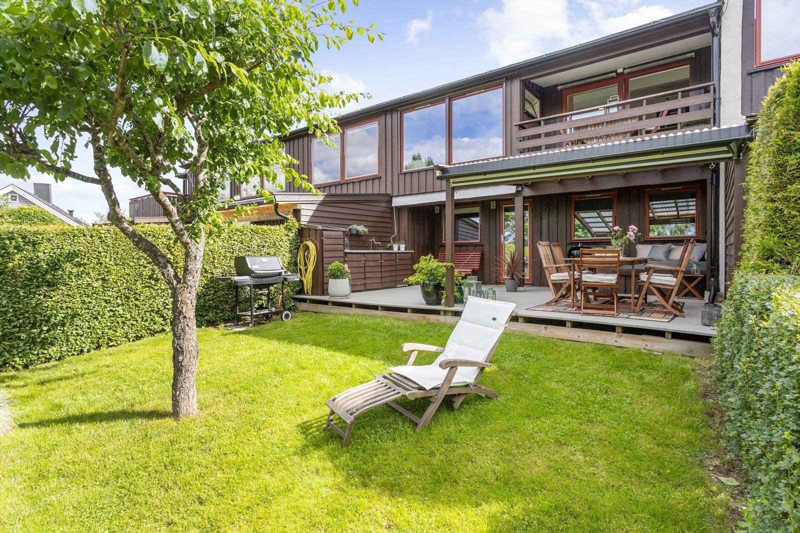 På den vestvendte markterrassen med utekjøkken kan man inviterer til lange sommerdager med familie og venner. (Bildene er tatt tilbake i 2019). Galleribilde