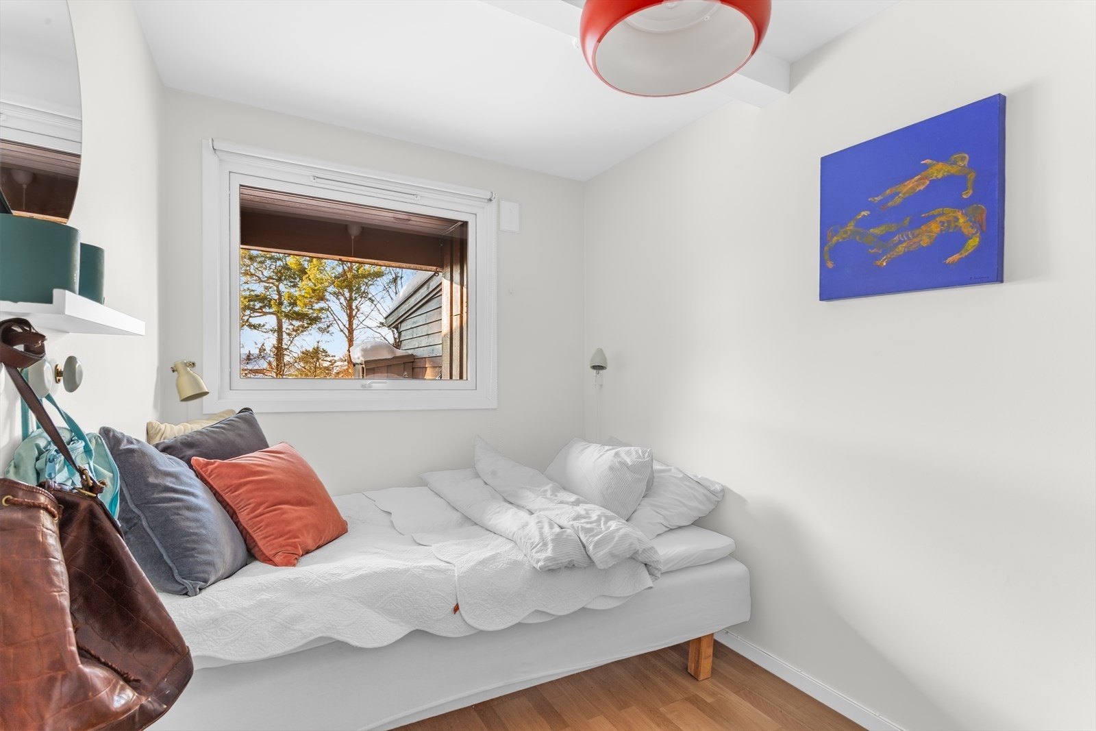 Rommene har overflater med parkett, malte flater og panel. Galleribilde