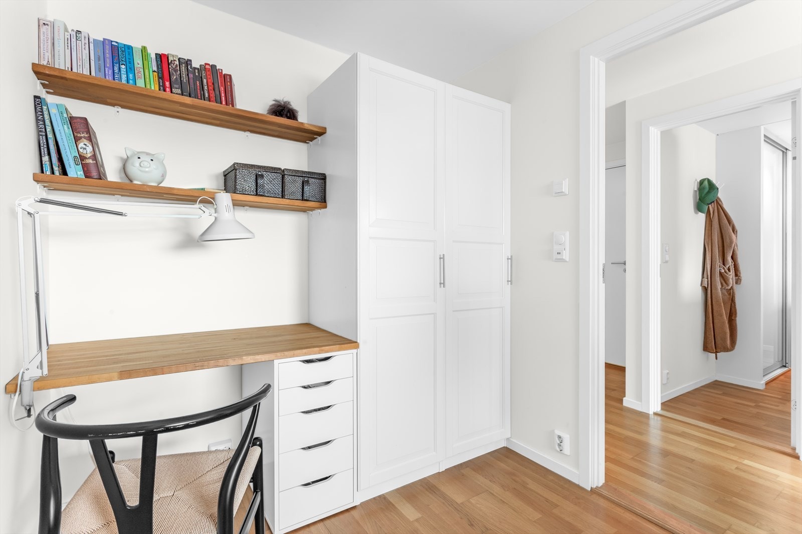 Det er god plass til seng, nattbord og annet ønskelig møblement på alle soverommene. Galleribilde