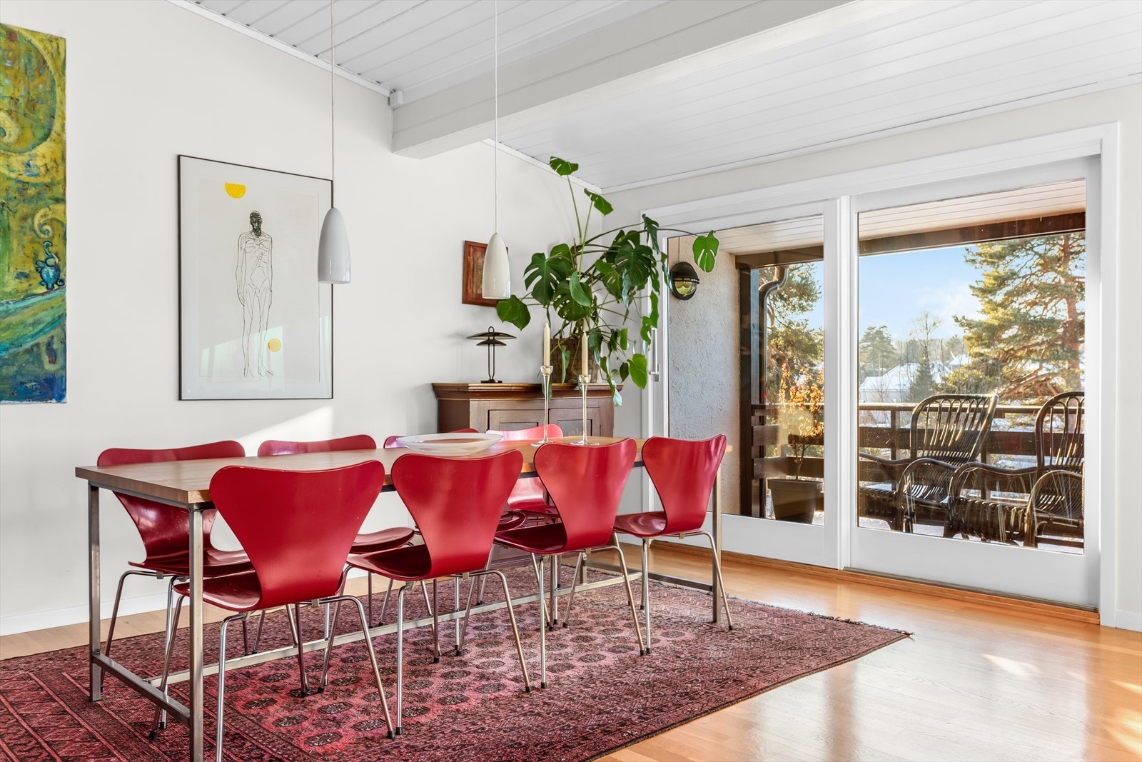 Generøse vindusflater gir flott lysinnslipp og en behagelig romfølelse i hele boligen. Galleribilde