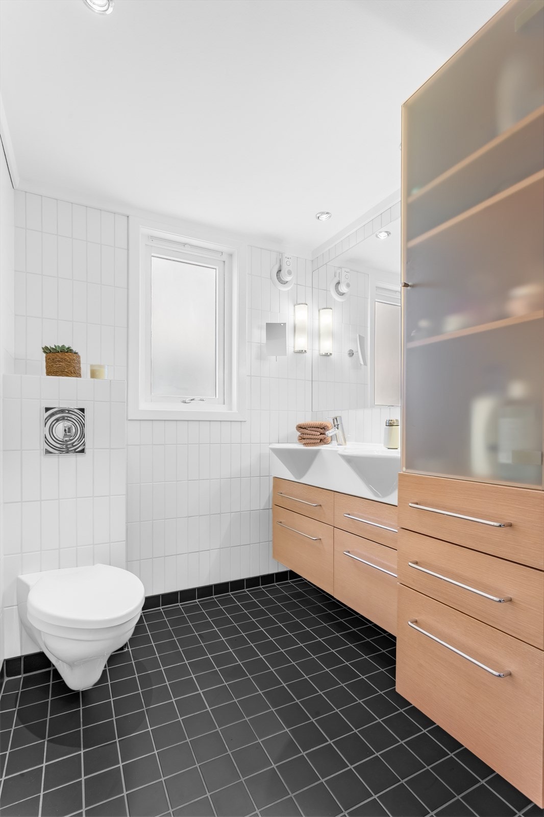 Badet ble renovert i 2004 av faglærte. Det er innredet flislagte vegger og gulv med elektriske varmekabler. Galleribilde