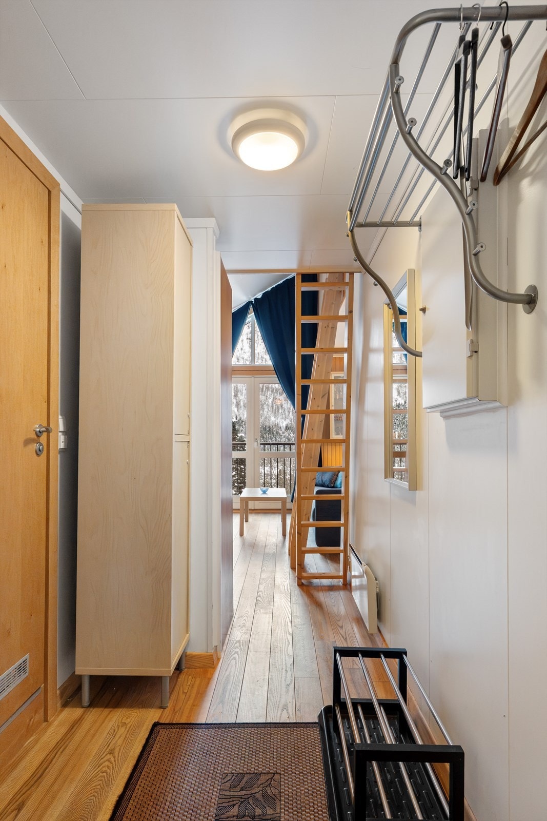 Velkommen inn. Gang med gode muligheter for å henge fra seg og sette bort ytterklær og sko. Galleribilde