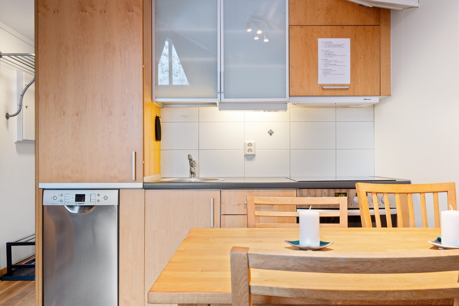 Kjøkkenet er lyst med slette fronter fronter. Galleribilde