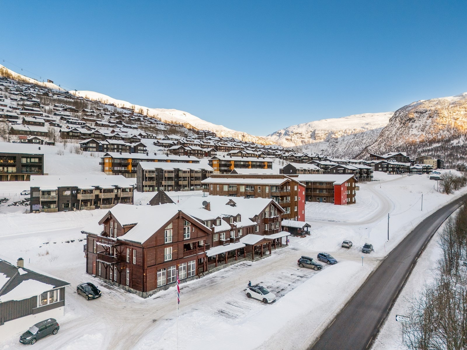 Den ligger i 3.etasje i Vossestrand Hotel. Galleribilde