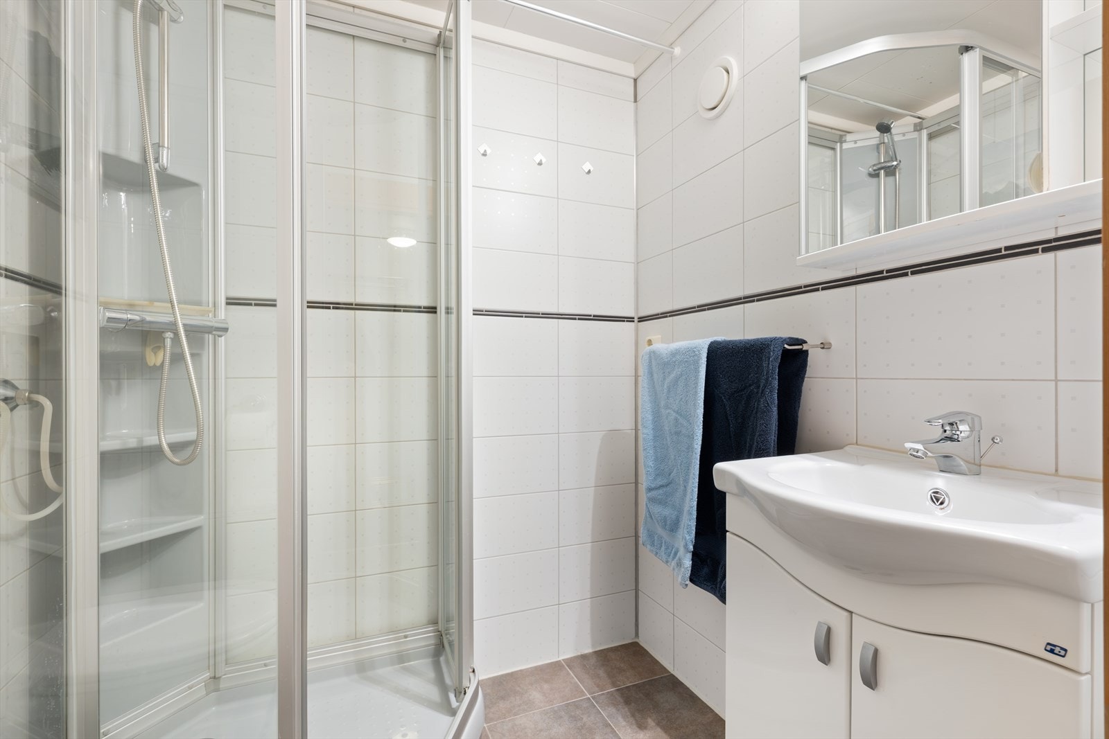 Bad med fliser på vegger og guvg. Galleribilde