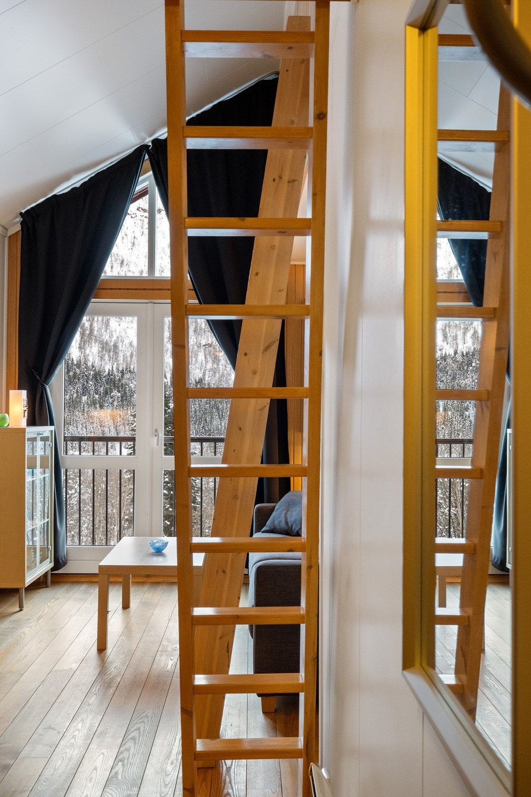 Trapp opp til begge hemsene. Galleribilde