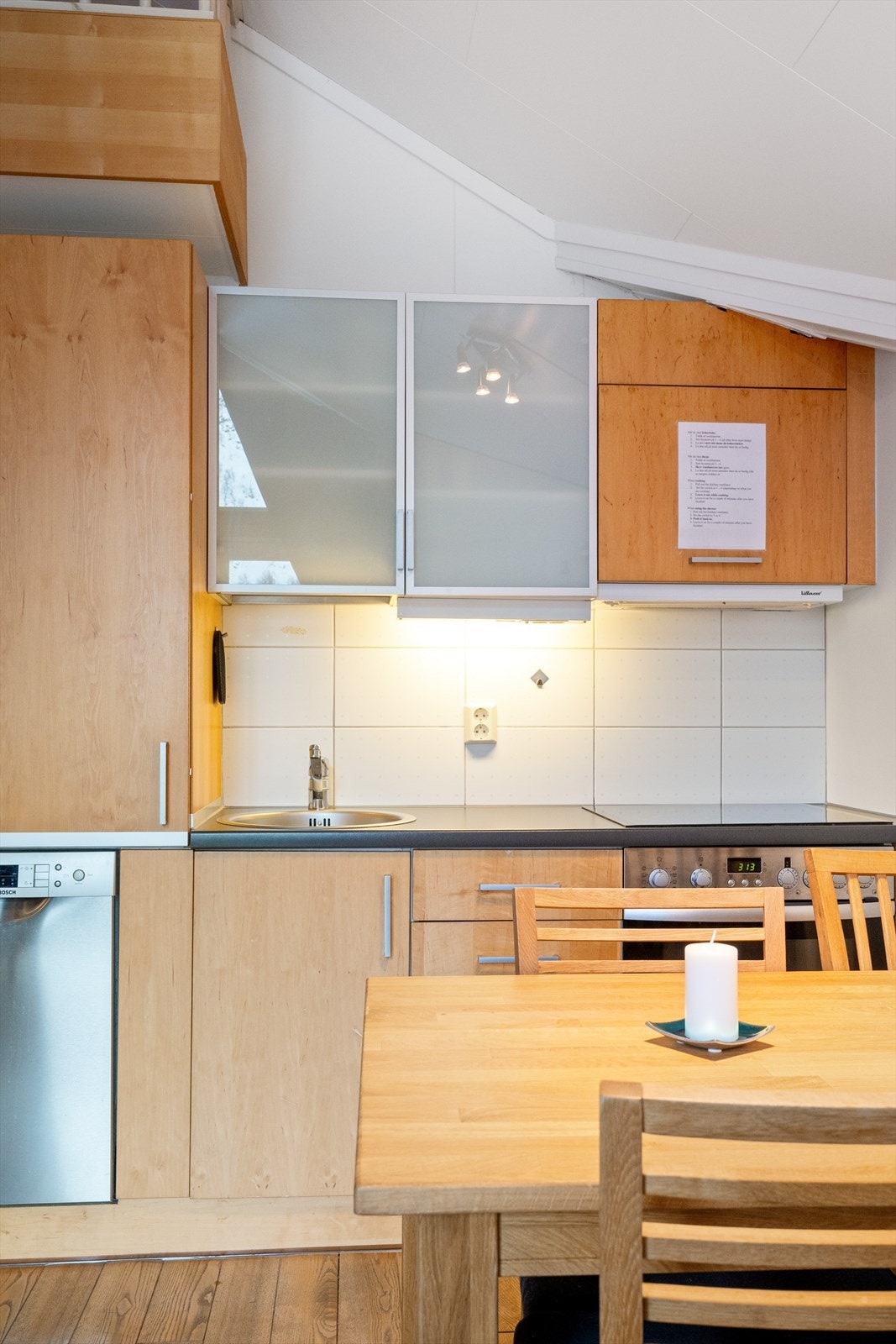 På kjøkkenet følger det med oppvaskmaskin, kjøleskap og komyr. Galleribilde