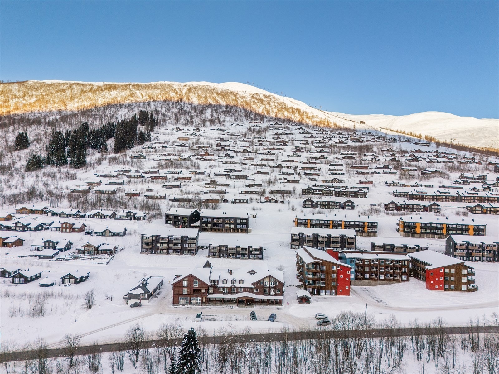 Ønsker du en meget praktisk leilighet som er maksimalt utnyttet og i tillegg fremstår åpen og moderne ? Ja da kan dette være leiligheten for deg. Galleribilde