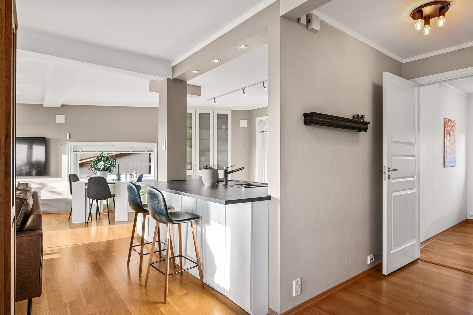 Halvøya fungerer utmerket som en frokostbar eller ekstra arbeidsflate. Galleribilde