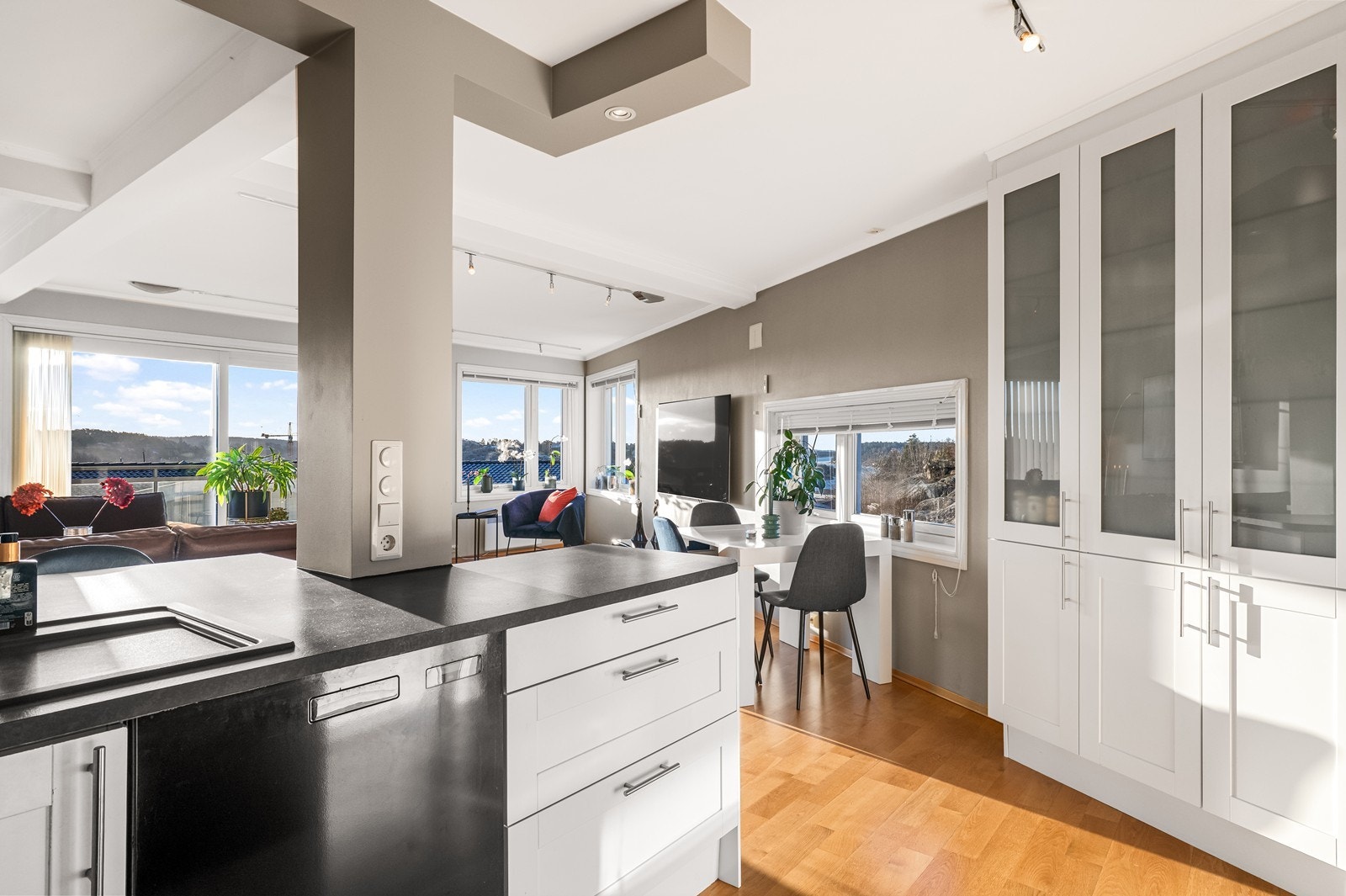 Godt med skap- og benkeplass, inkludert et høyskap med vitrinedører. Galleribilde