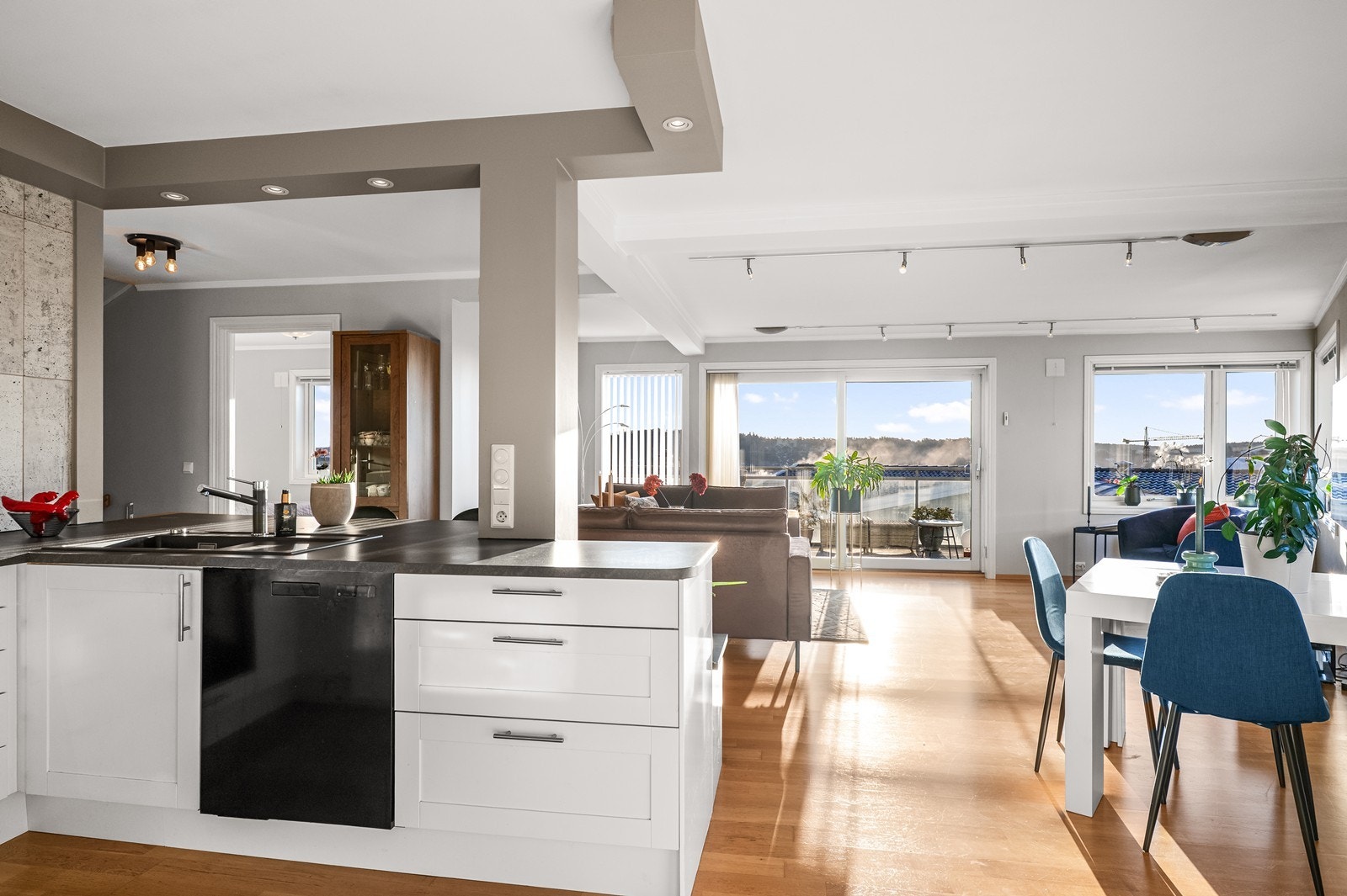 Fra kjøkkenet er det utgang til en egen veranda på 9 m². Galleribilde