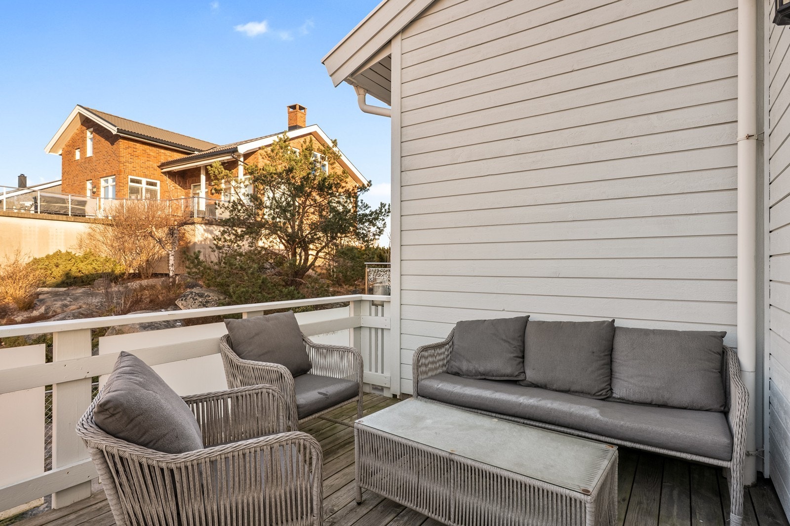 Fra kjøkkenet er det utgang til en veranda på 9 m² med tredekke. Galleribilde