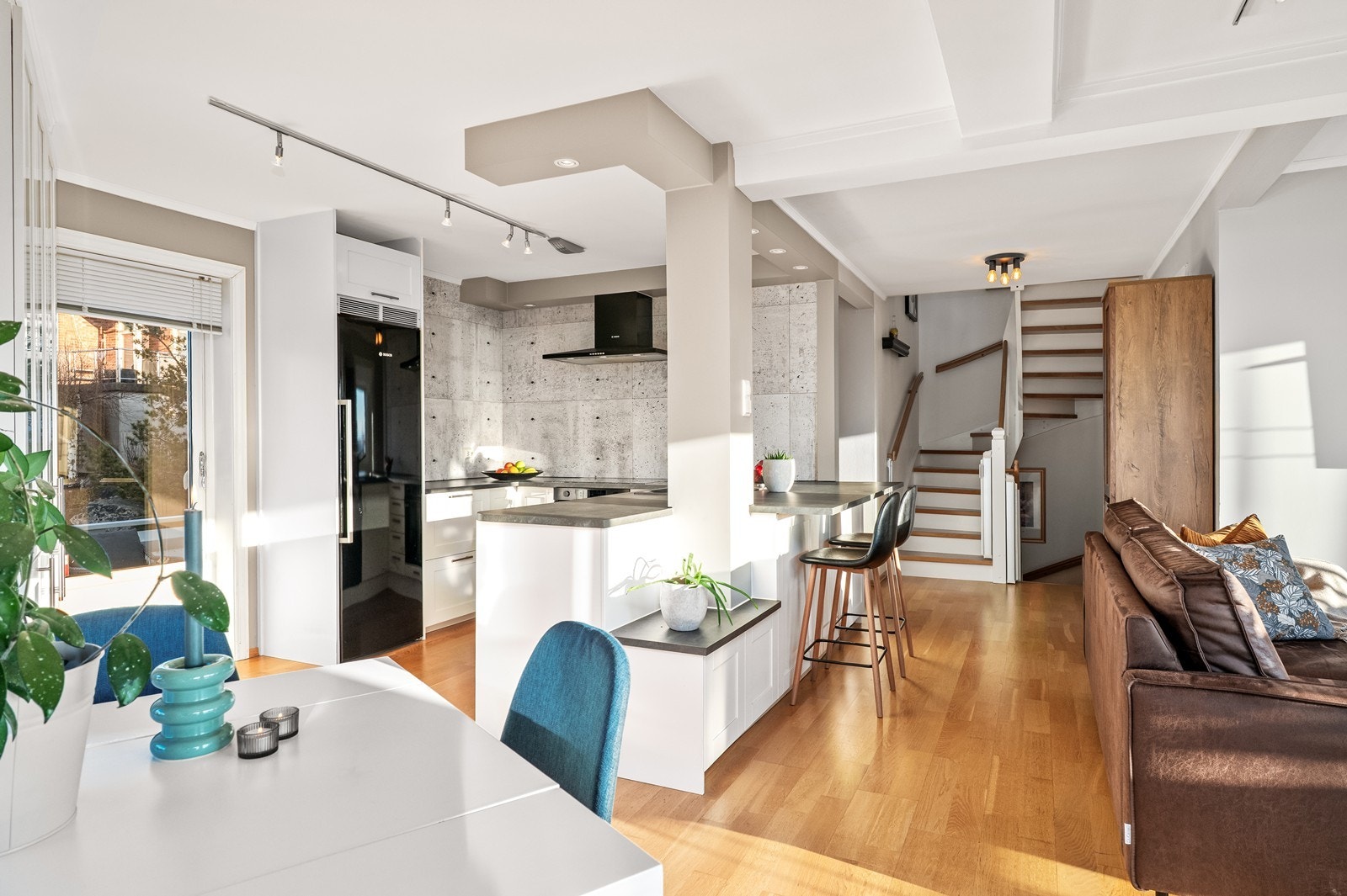 Den åpne løsningen skaper et sammenhengende sosialt område for hele familien. Galleribilde