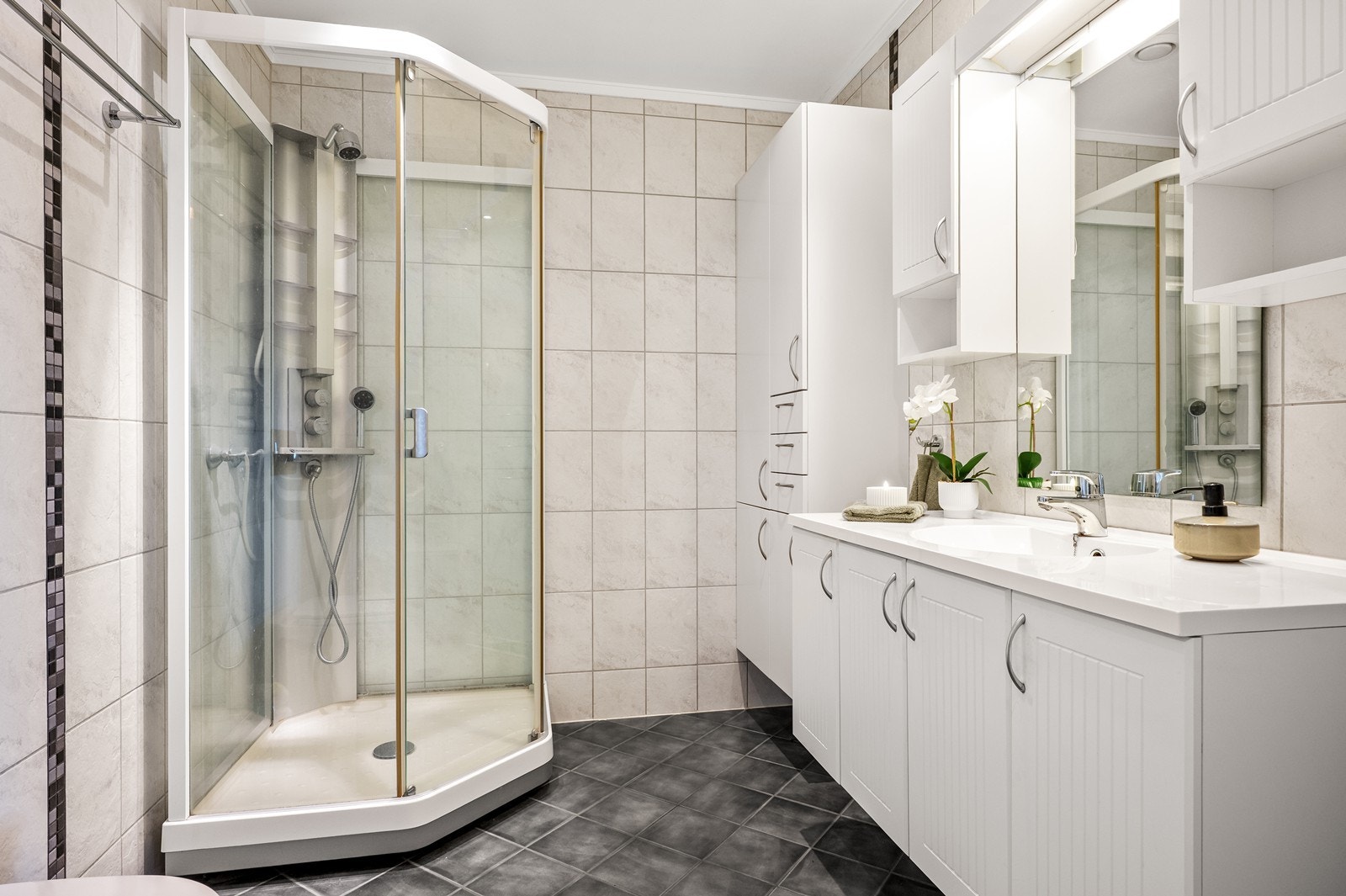 Badet i denne etasjen har flislagt gulv og elektrisk gulvvarme, samt vegghengt toalett og dusjkabinett. Galleribilde