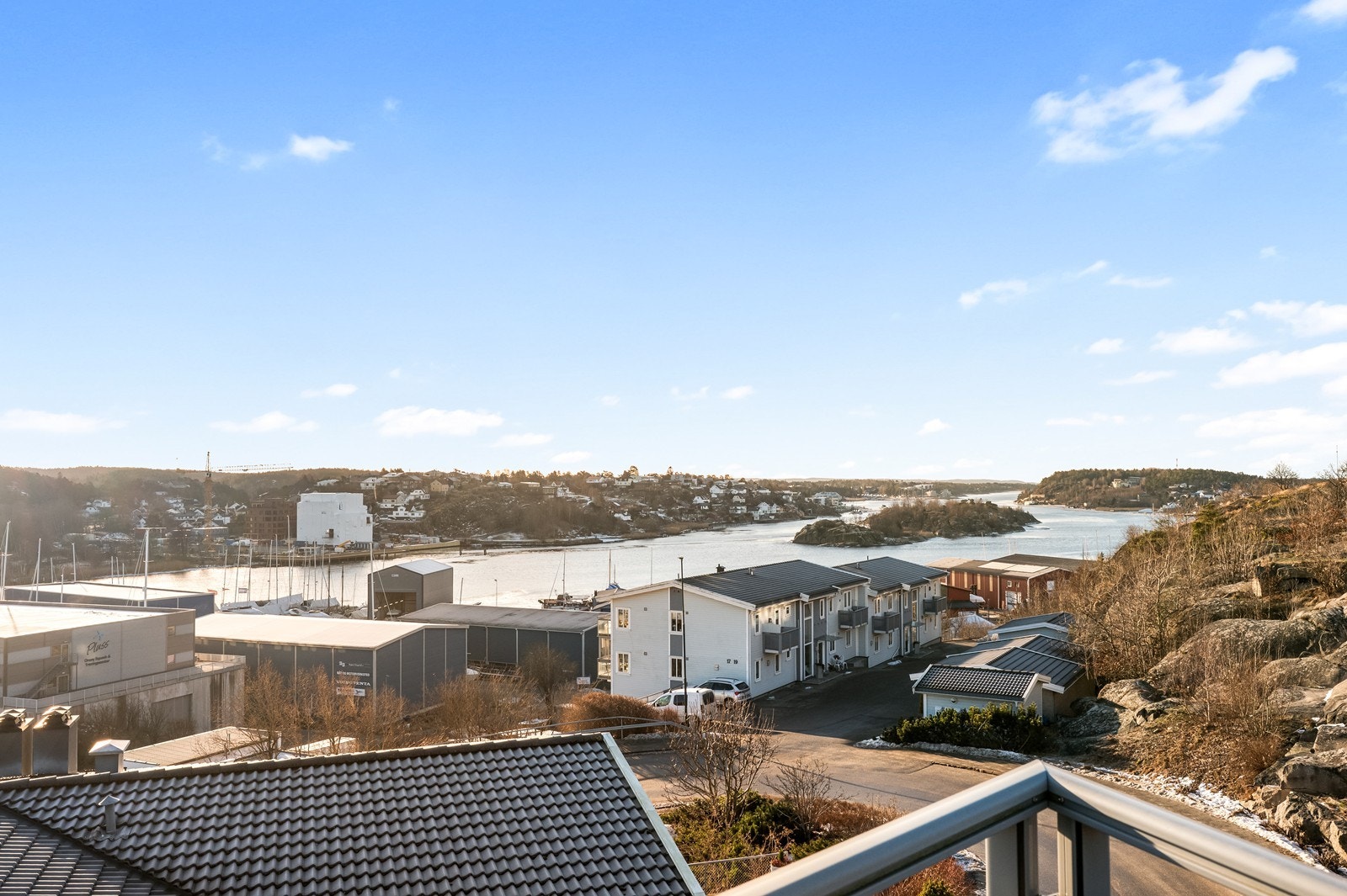 Gode kommunikasjonsmuligheter med bussholdeplassen Hans Eriksensvei innen gangavstand. Galleribilde