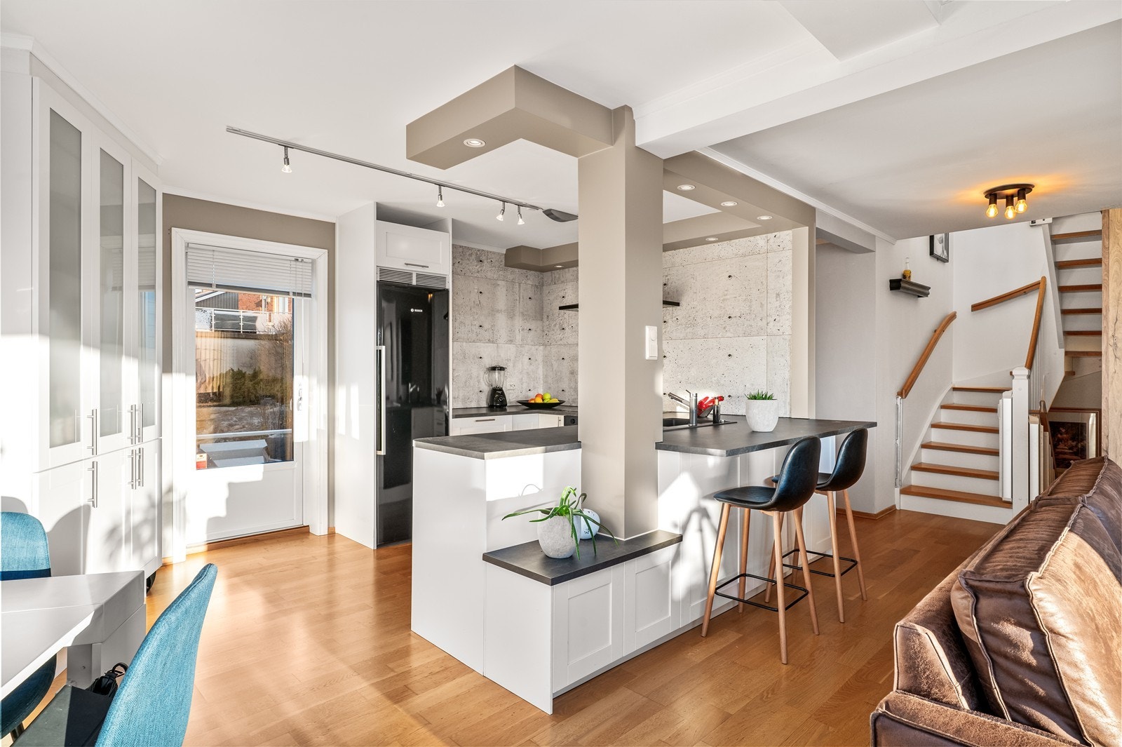 Kjøkkenet er en sentral del av etasjen, med en praktisk halvøy som skiller sonene. Galleribilde