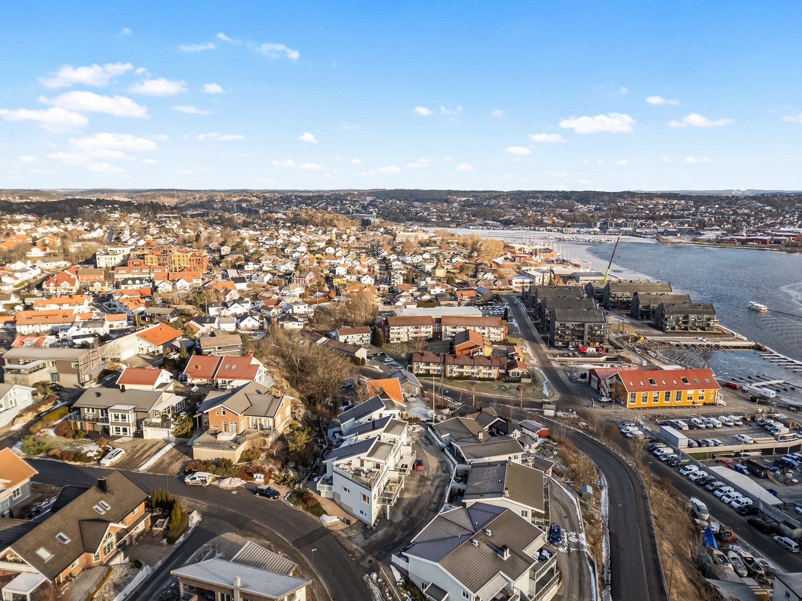 En kort kjøretur unna finner du Værstetorvet og sentrum med alle sine fasiliteter. Galleribilde