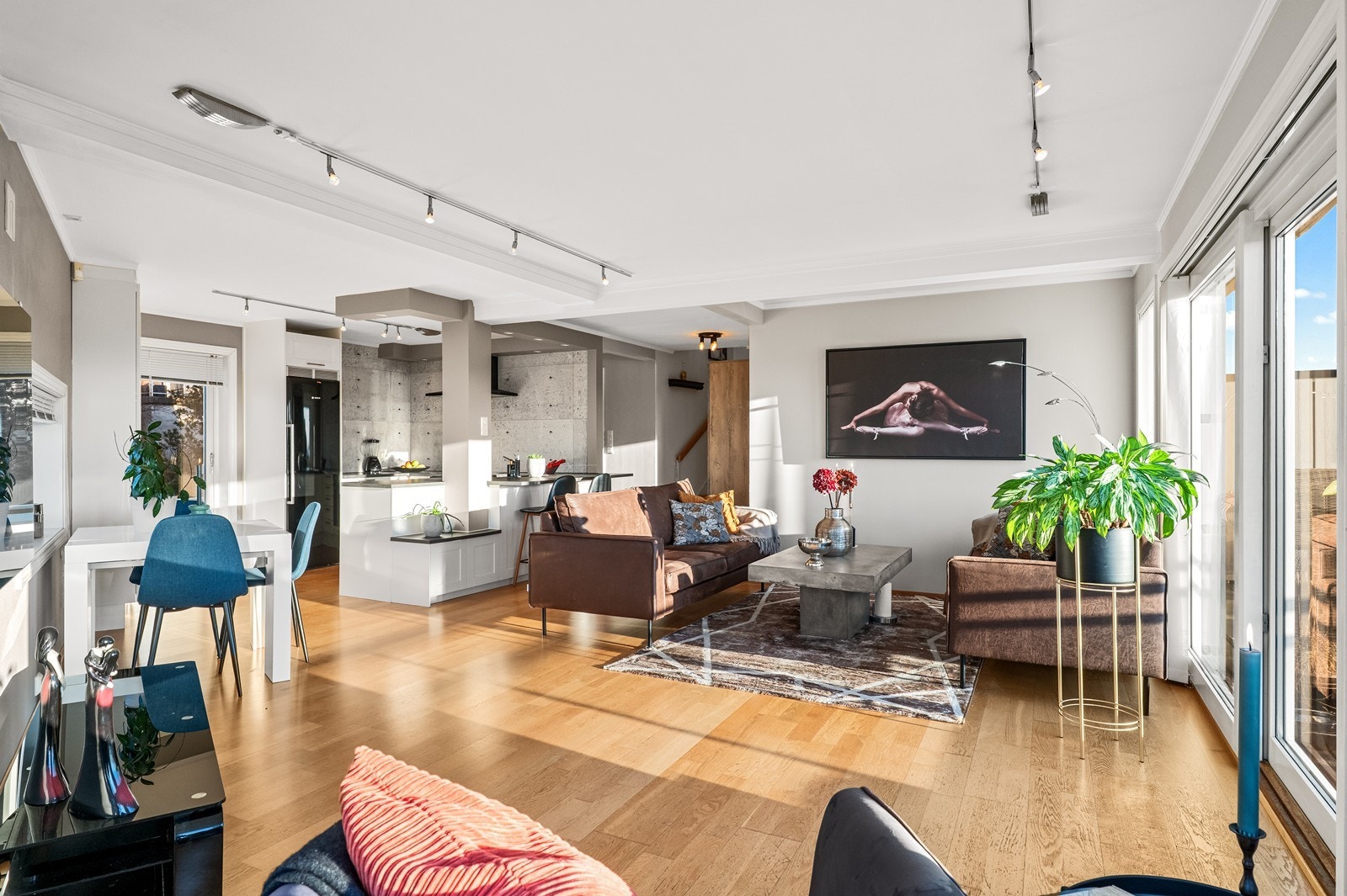 I første etasje åpner boligen seg opp med en sosial og åpen stue- og kjøkkenløsning. Galleribilde