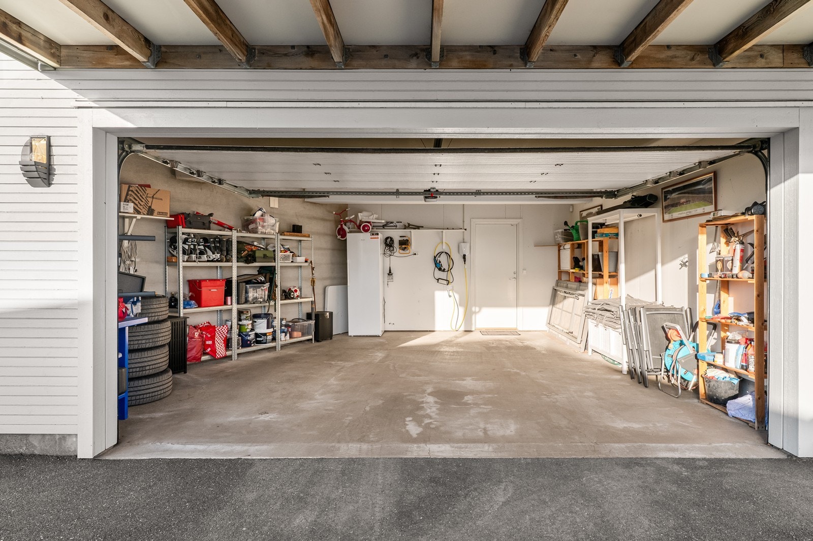 Integrert garasje med rikelig lagringsplass og direkte inngang til boligens hall. Galleribilde