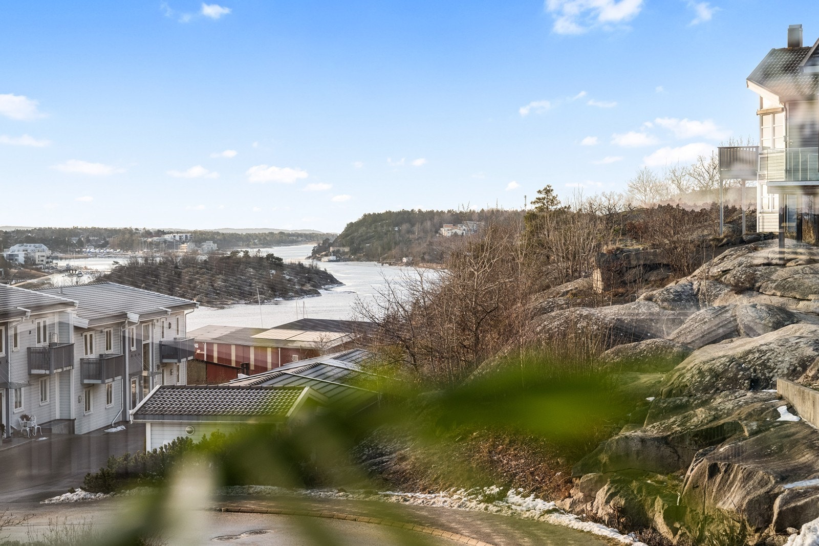 Nabolaget består hovedsakelig av eneboliger og rekkehus. Galleribilde