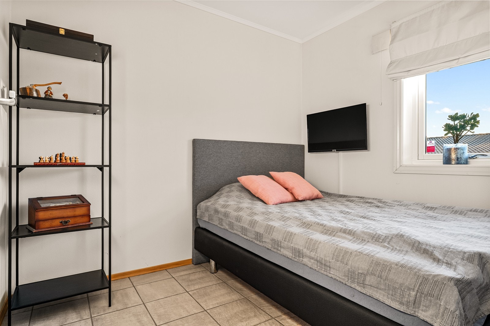 Underetasjen inneholder et praktisk soverom med flislagt gulv og gulvvarme. Galleribilde