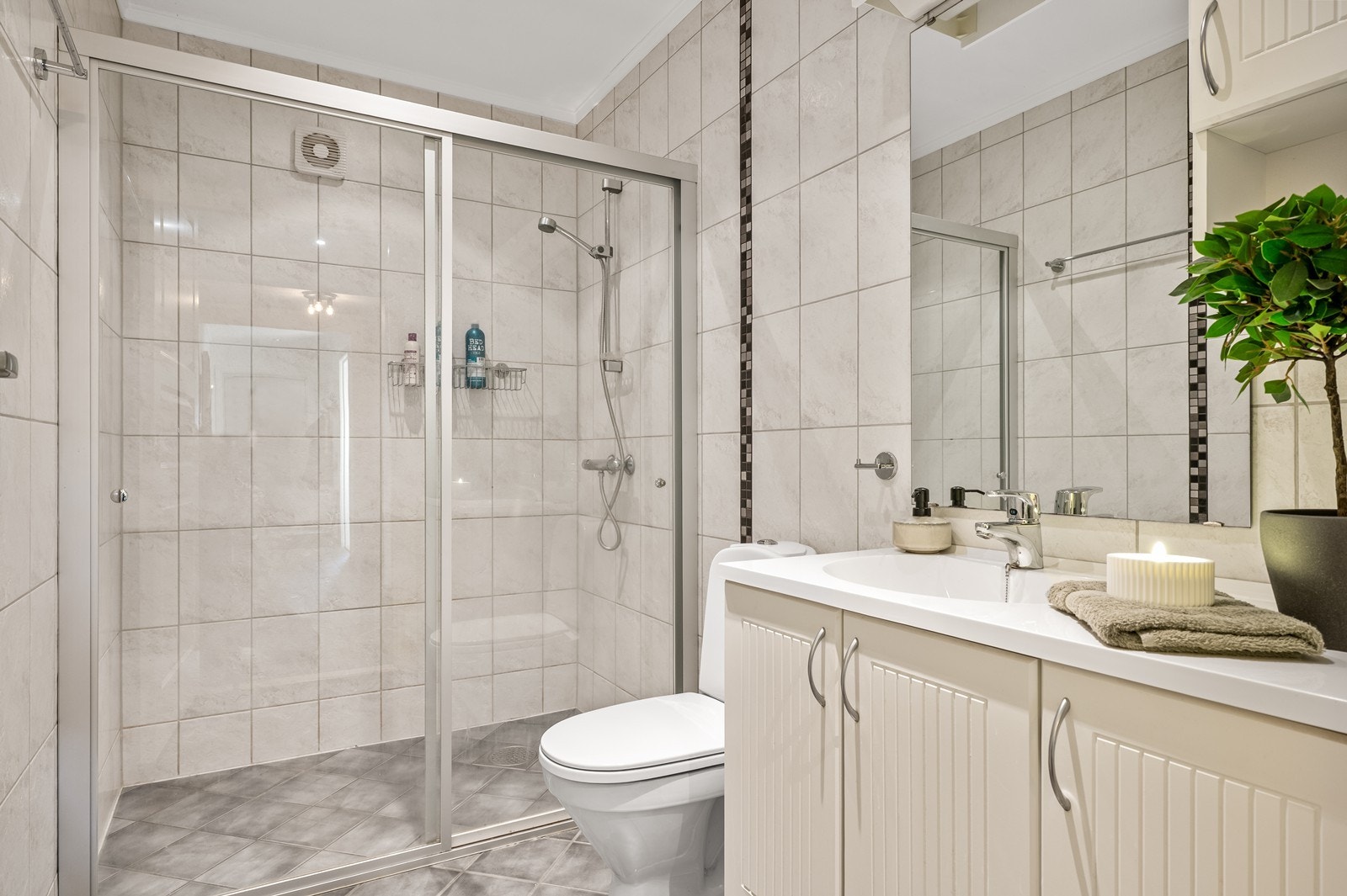 Badet i underetasjen er helfliset og har varmekabler i gulvet for økt komfort. Galleribilde