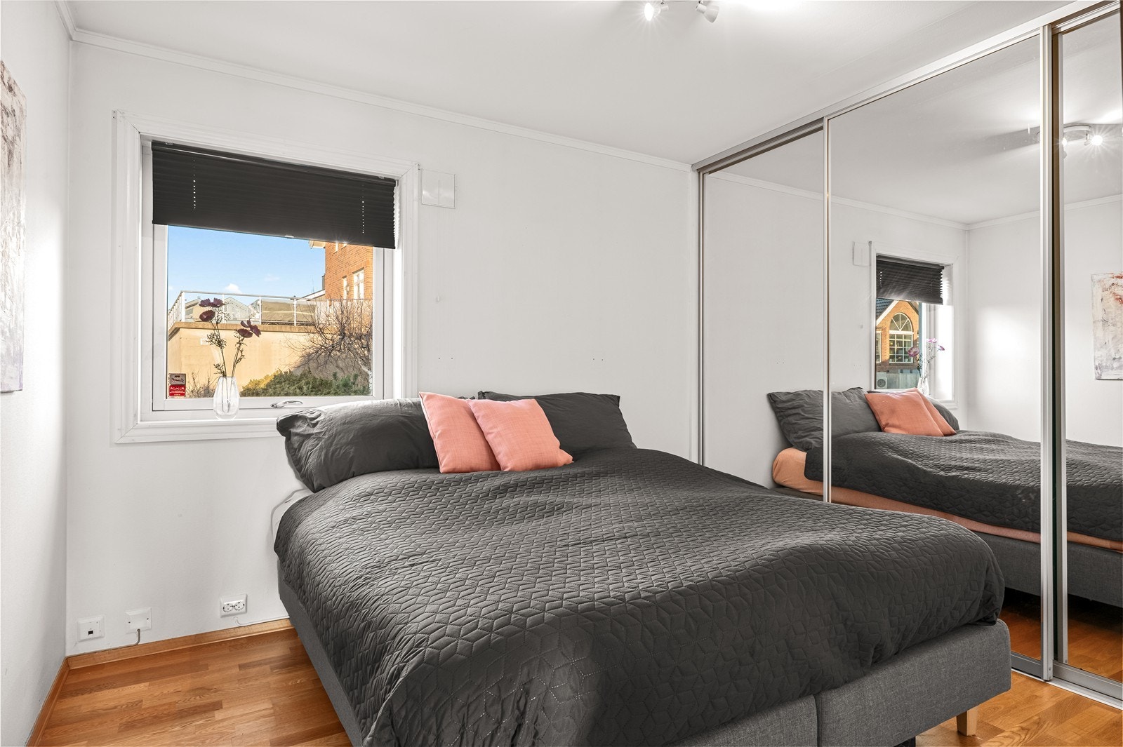 Første etasje inneholder også et romslig soverom med skyvedørsgarderobe. Galleribilde