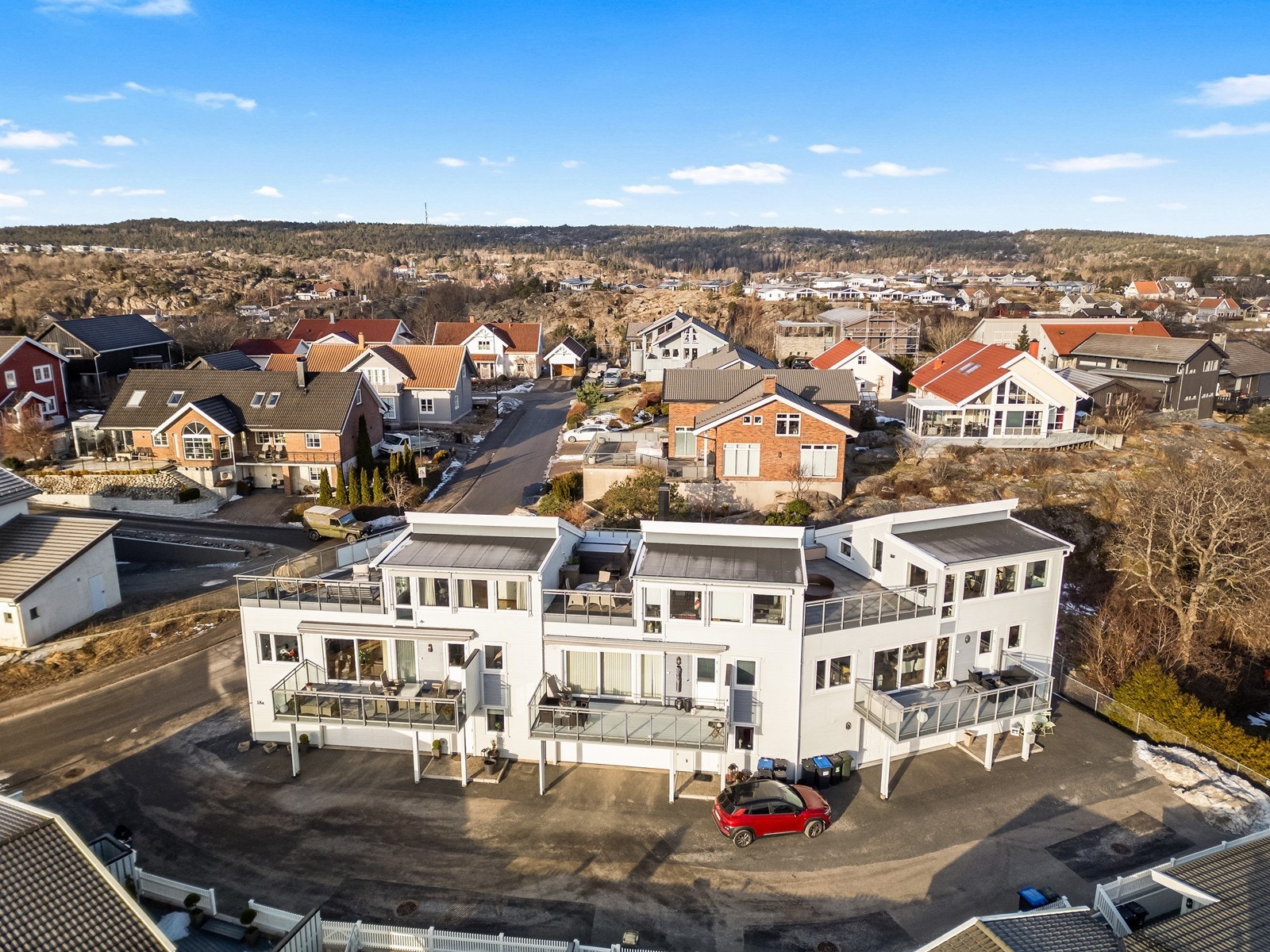 Beliggende på en skrånende fjelltomt, byr eiendommen på en flott utsikt over nærområdet. Galleribilde