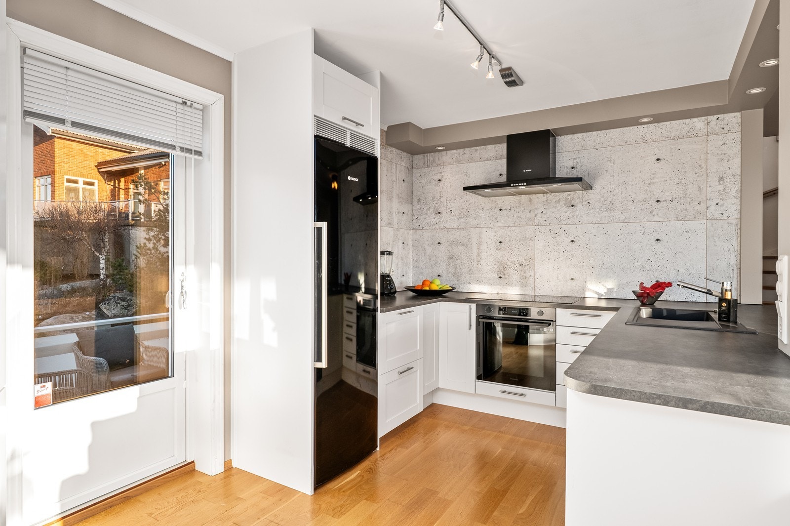 Innredningen har profilerte fronter, laminatbenkeplate og integrert platetopp og stekeovn. Galleribilde