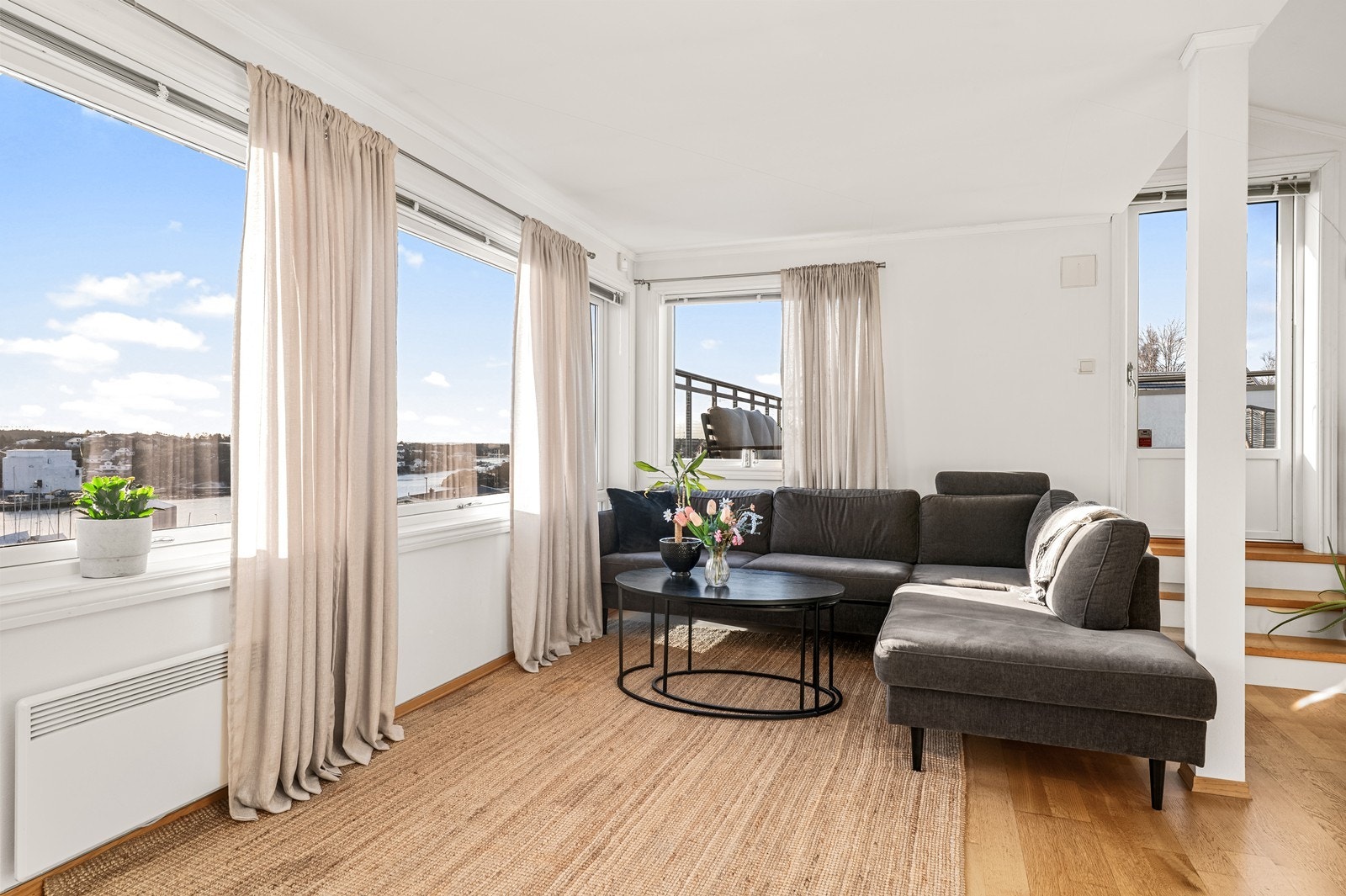 Herfra er det utgang til den store takterrassen på 25 m². Galleribilde