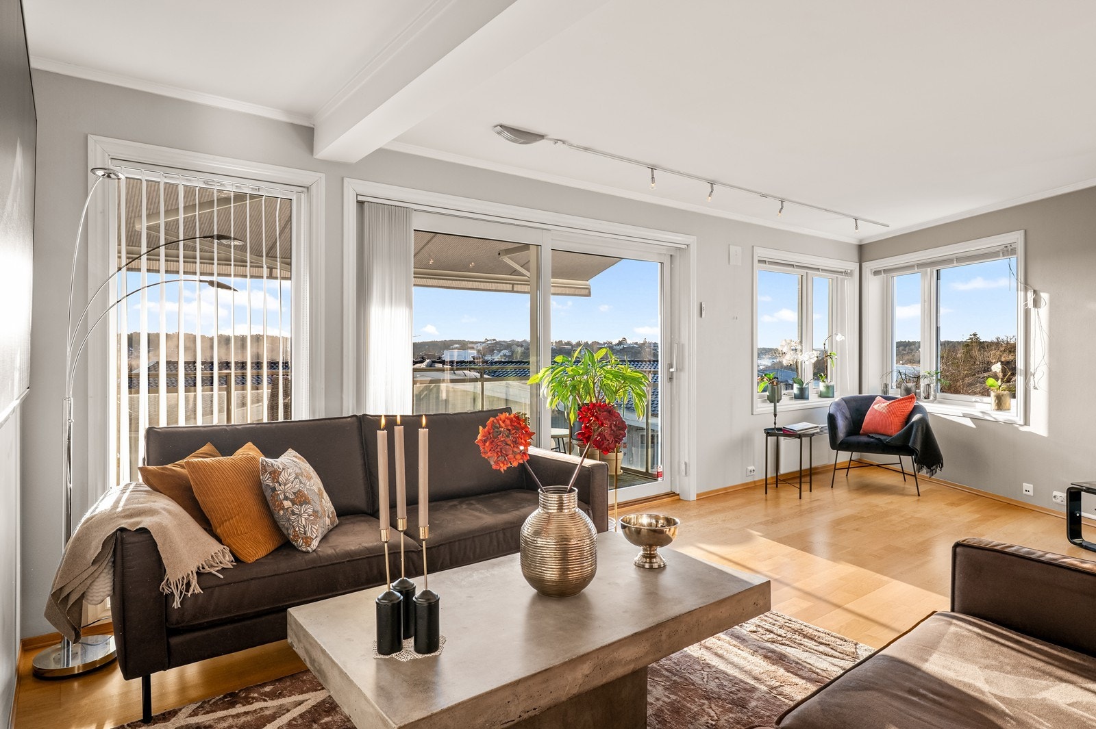 Her er det god plass til både sofagruppe og spisebord, med utgang til en romslig veranda. Galleribilde