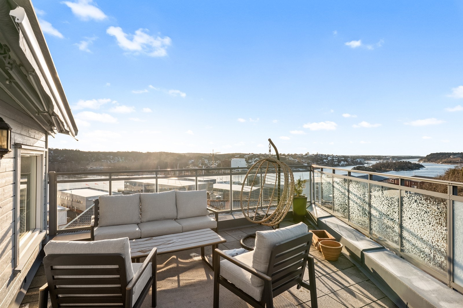 Den flotte takterrassen på 25 m² har god plass til flere sittegrupper. Galleribilde