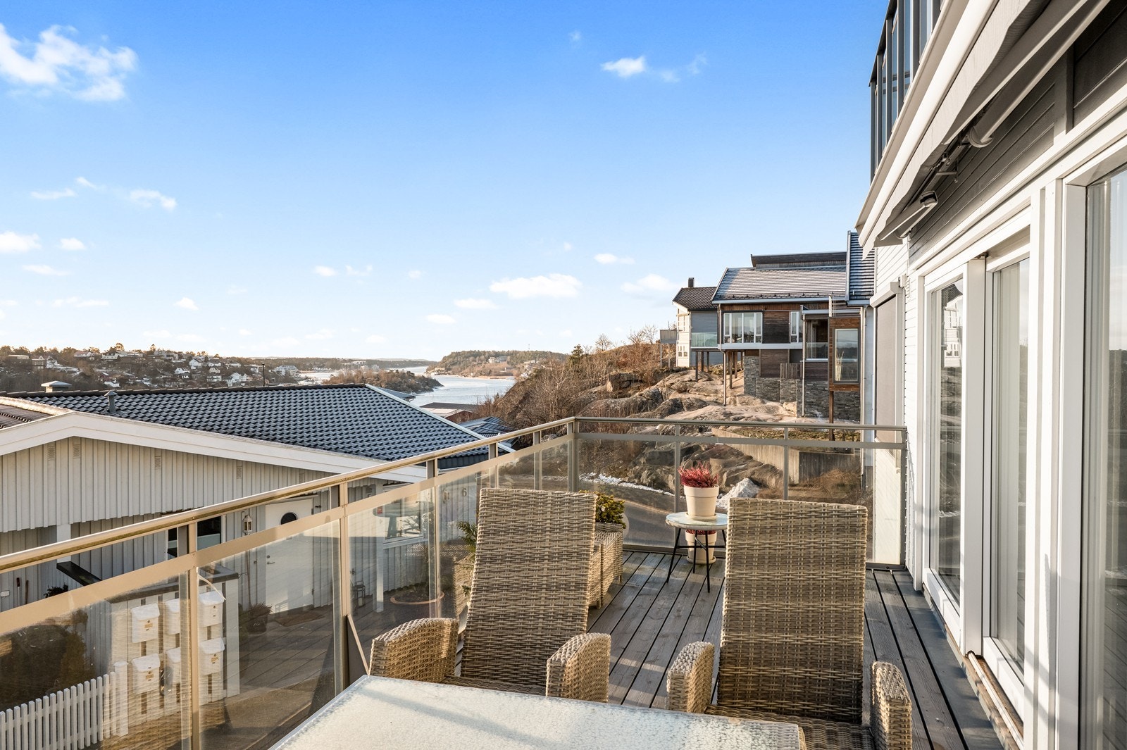 Verandaen er utstyrt med en elektrisk markise med nyere duk. Galleribilde