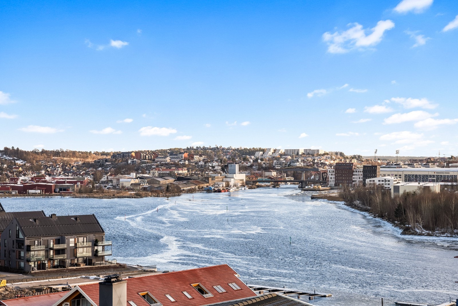 Dagligvarehandel som Coop Extra og Rema 1000 ligger kun få minutter unna. Galleribilde