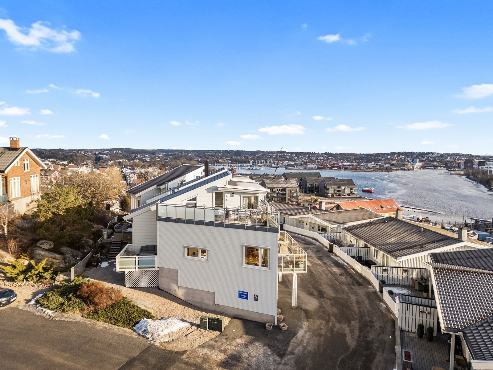 Et moderne rekkehus fra 2007 med en gjennomtenkt arkitektur over tre plan. Galleribilde