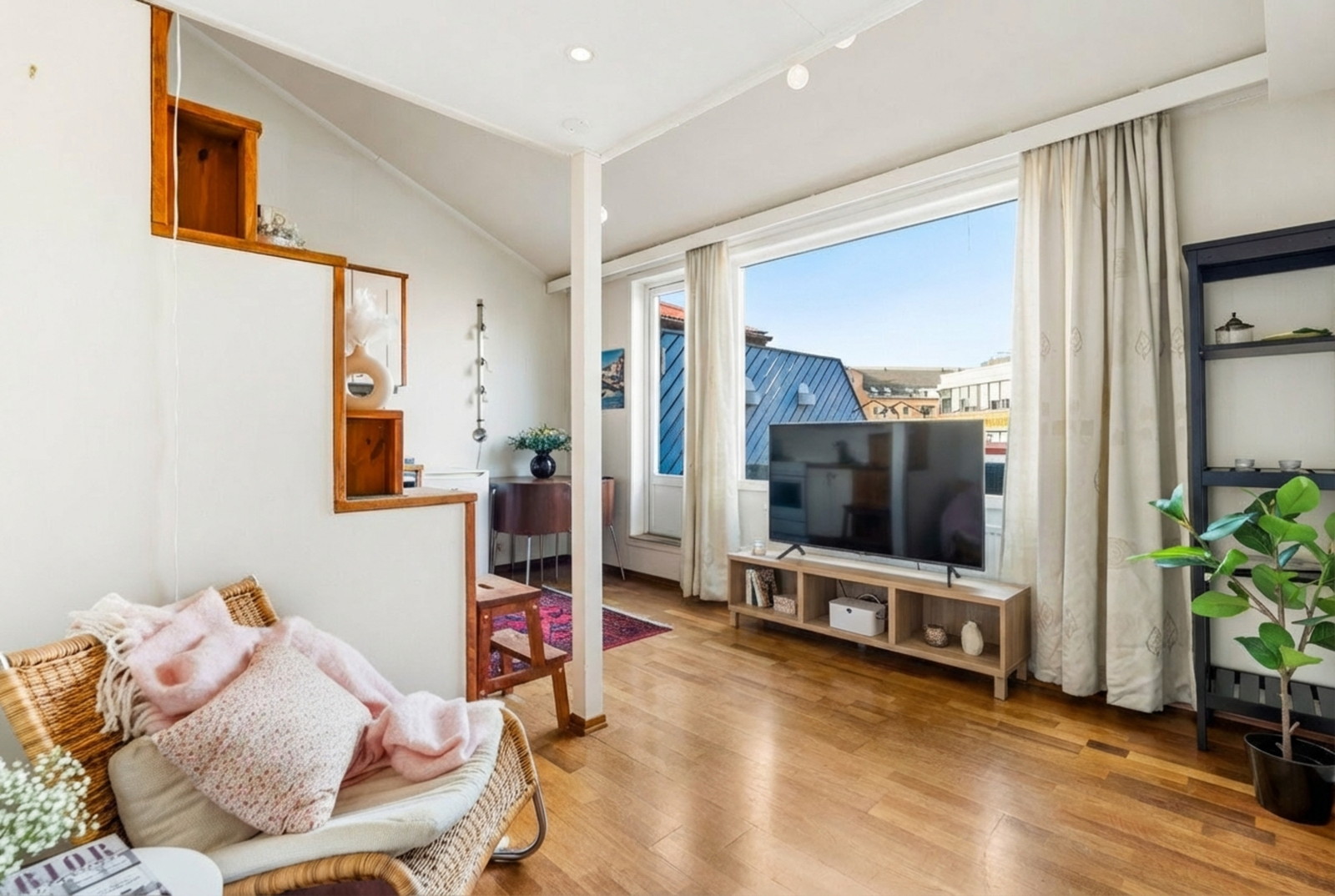 AI-generert inn TV og skjenk. Her har selger opprinnelig hatt TV'en. Galleribilde