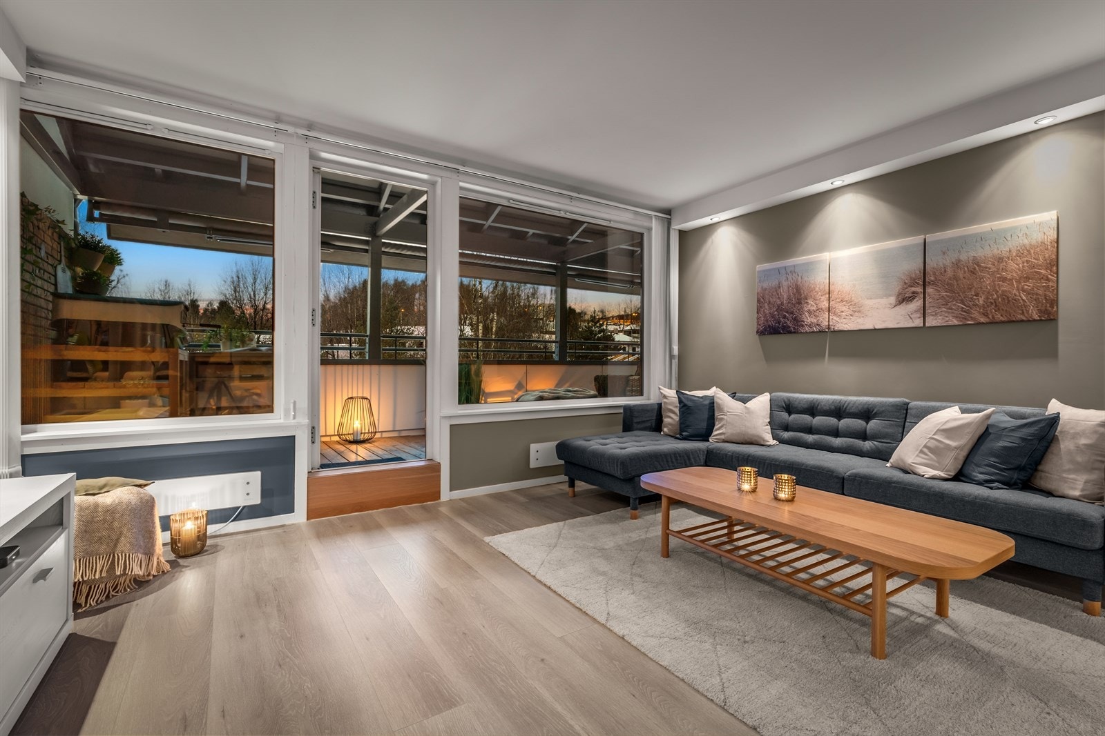 I stuen har du god plass til alt du måtte trenge, og litt til. Galleribilde