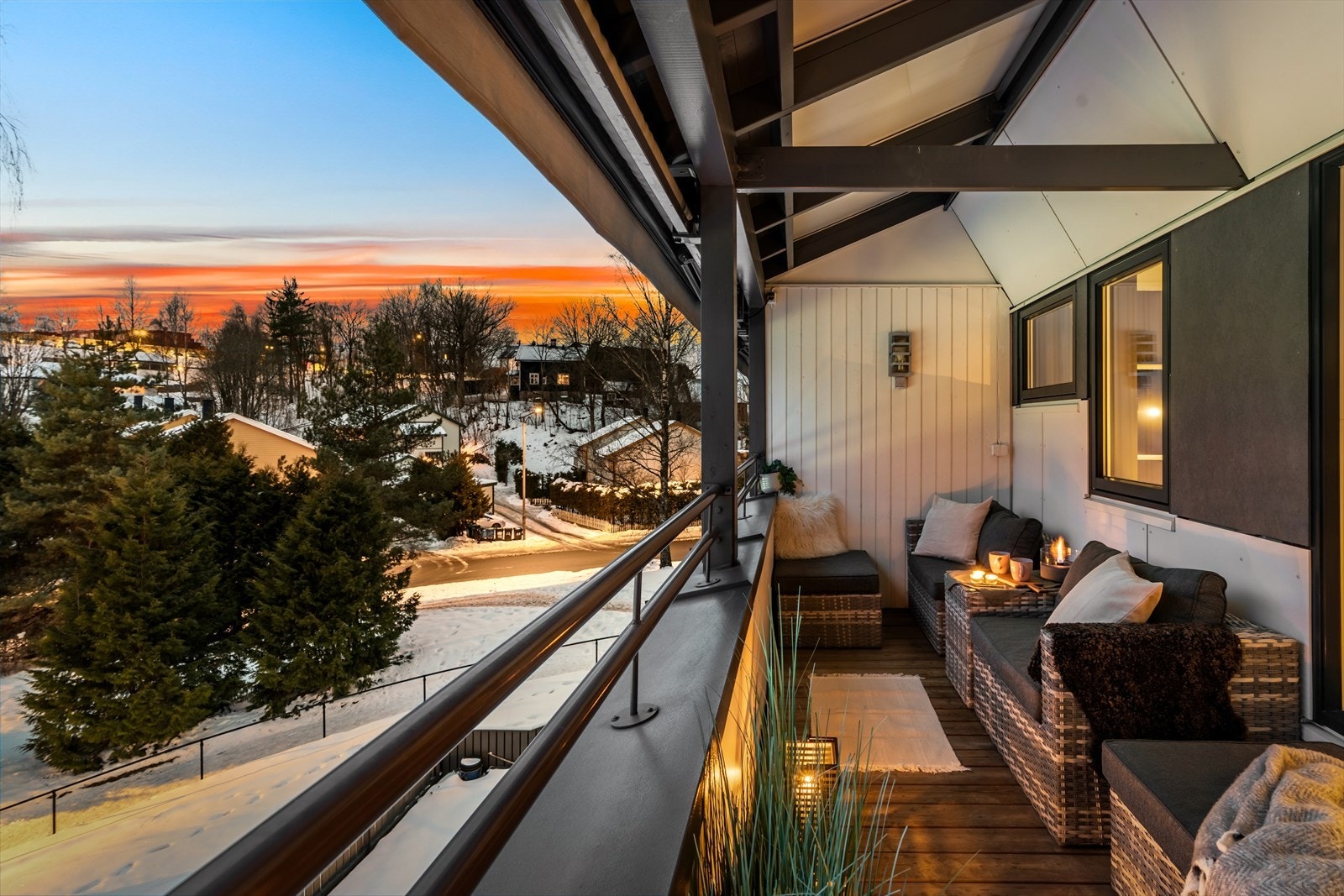 Det er god plass til utemøblement som gjør det lett å nyte sene sommerkvelder med venner og familie i usjenerte omgivelser. Galleribilde