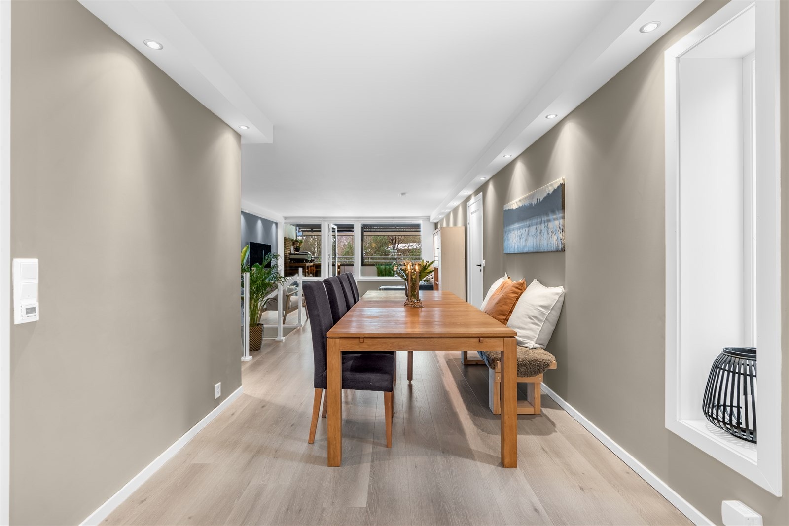 Den praktiske planløsningen gir deg også mulighet til å være sosial også under kokkeleringen. Galleribilde