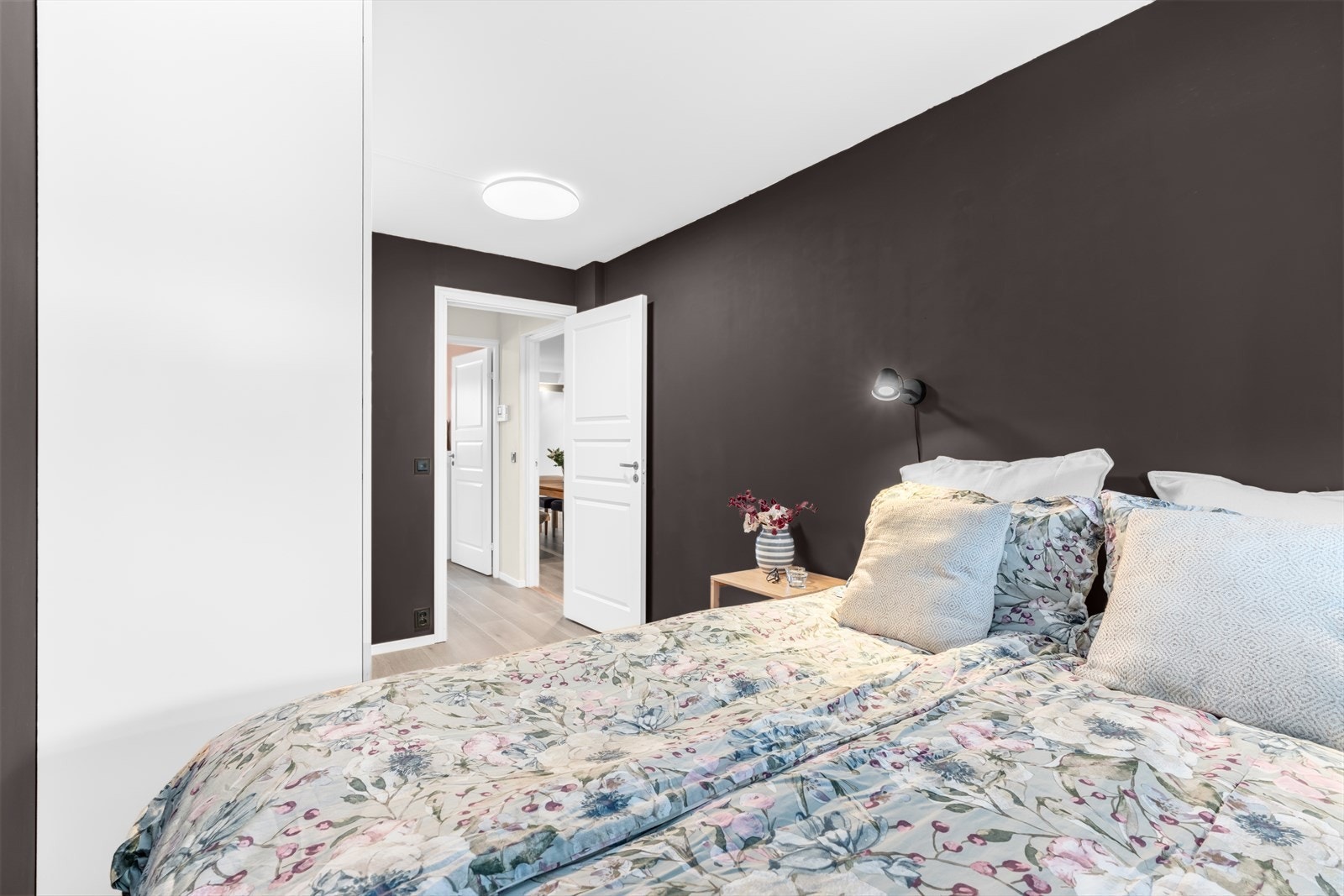 På hovedsoverommet har du god plass til dobbeltseng, nattbord, garderobeskap m.m. Galleribilde