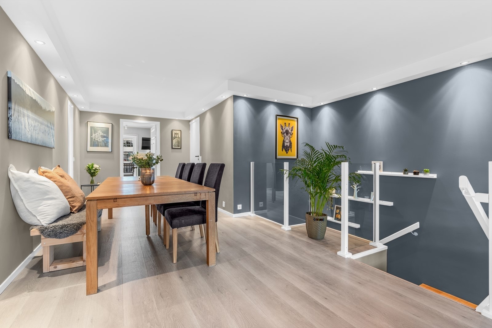 Fra stuen finner du trappeløpet ned til boligens første etasje. Galleribilde