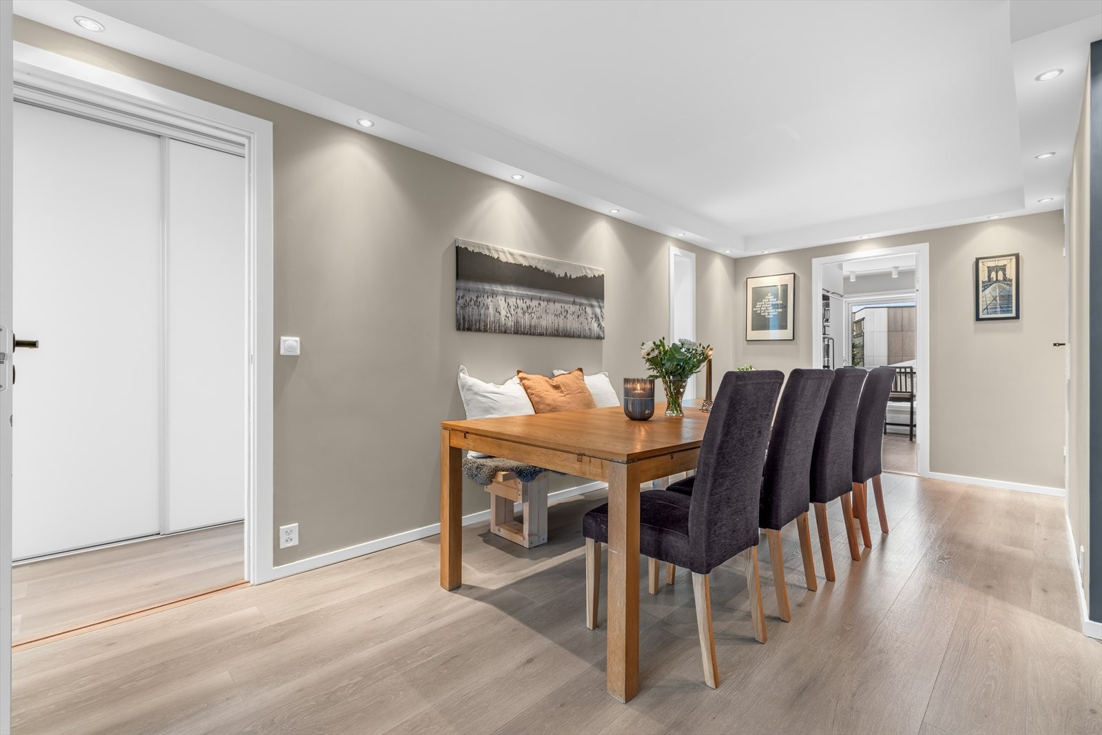 Mellom soverommene i 2. etasje finner du en praktisk innvendig bod - perfekt til oppbevaring av støvsuger og annet utstyr du ønsker å ha ryddig bort fra oppholdsrommene. Galleribilde