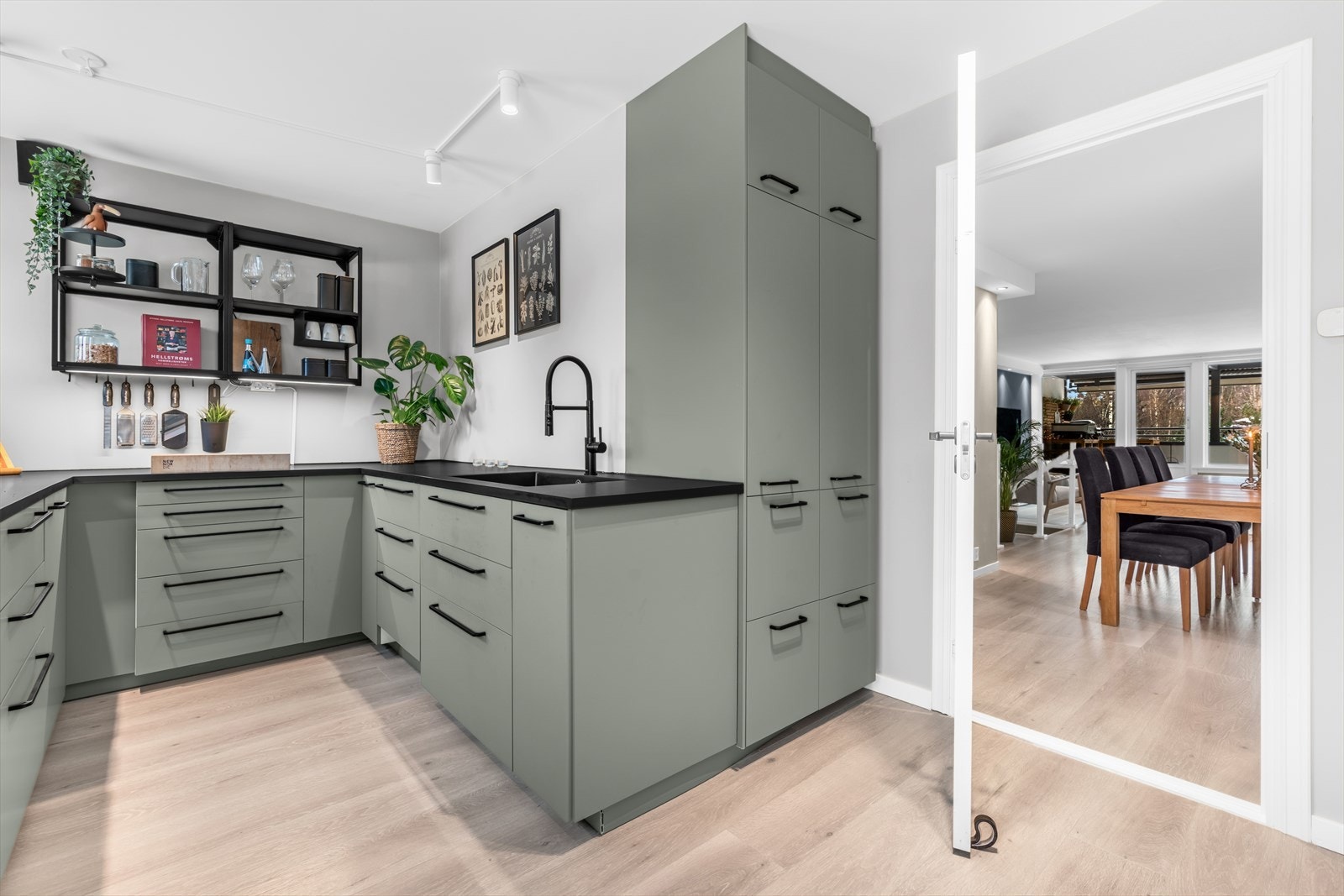 Leiligheten har et separat og arbeidsvennlig kjøkken. Galleribilde