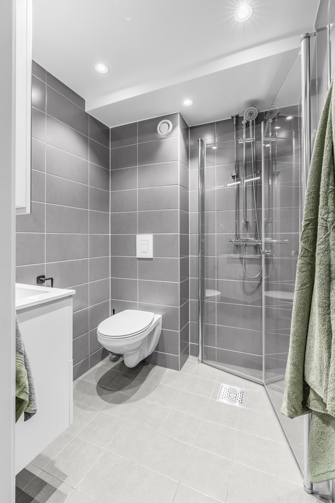 Baderom to, er i likhet med resten av boligen holdt i en moderne stil. Badet er innredet med servantskap med ett-greps blandebatteri, speilskap, vegghengt toalett med innebygget sisterne, avskjermet dusjhjørne med glass, blandebatteri og dusjgarnityr. Galleribilde