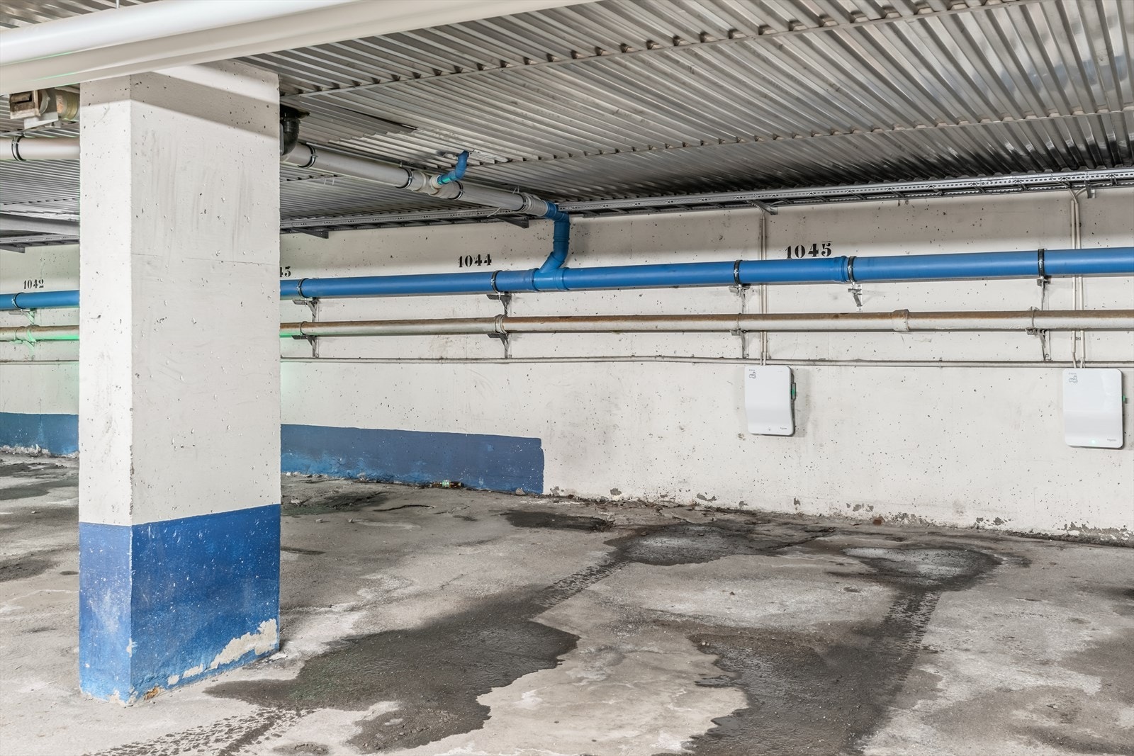 Med leiligheten følger det en fast biloppstillingsplass i felles garasjeanlegg med elbillader. Galleribilde