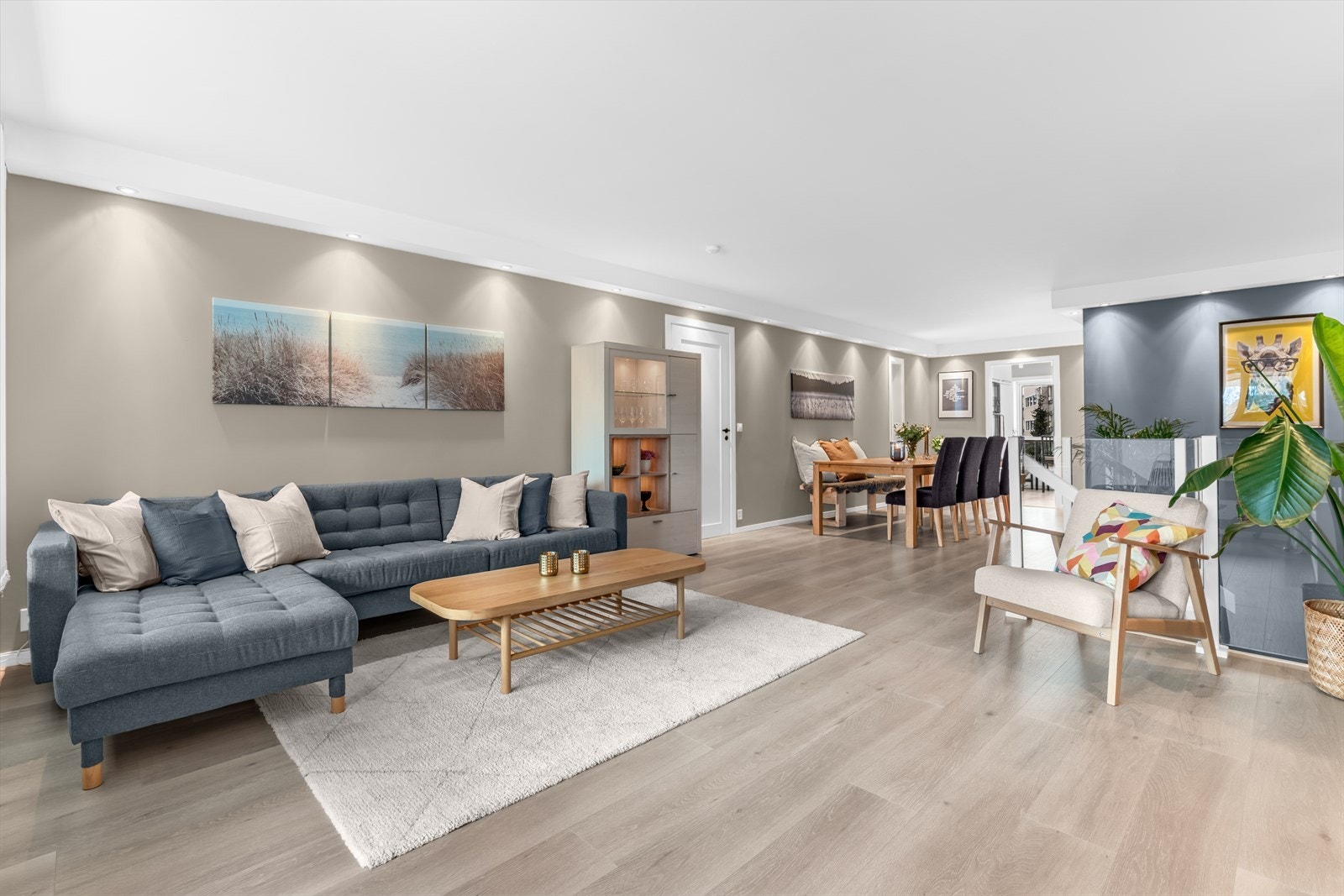 Stuen kan enkelt dels inn i flere soner - her er det møblert med et spisebord og en stor sofagruppe. Galleribilde