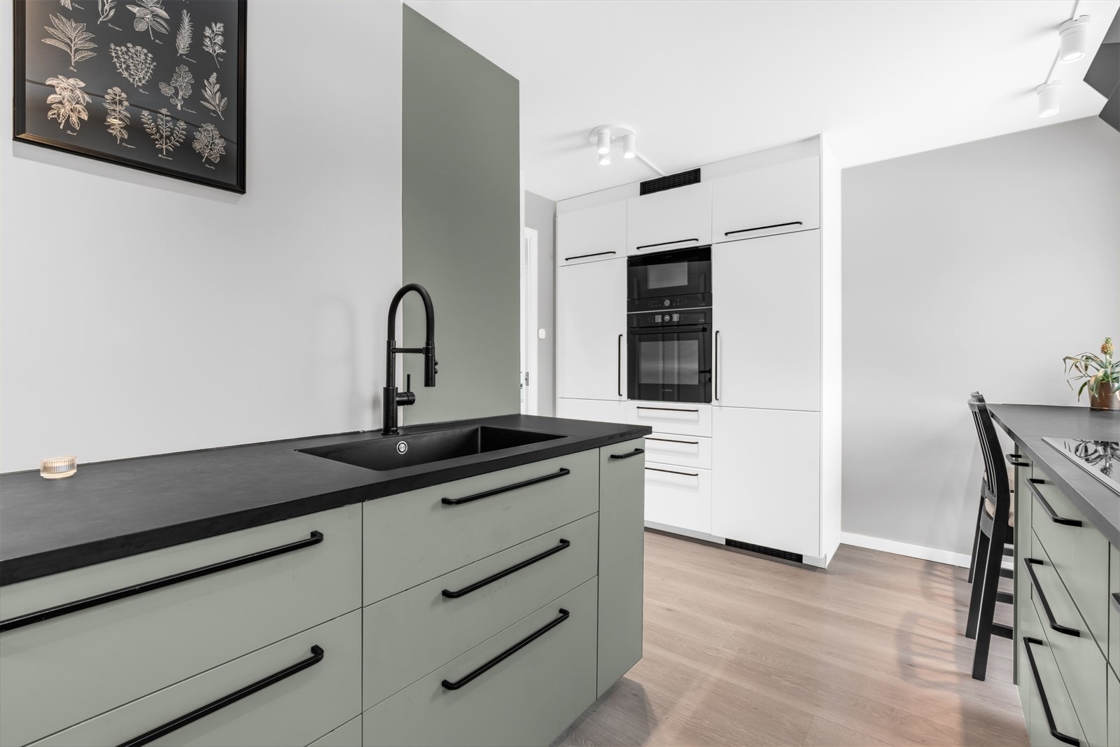 Hvitevarer som: komfyr, platetopp, micro, oppvaskmaskin, ventilator, kjøleskap og fryseskap medfølger i salget. Galleribilde