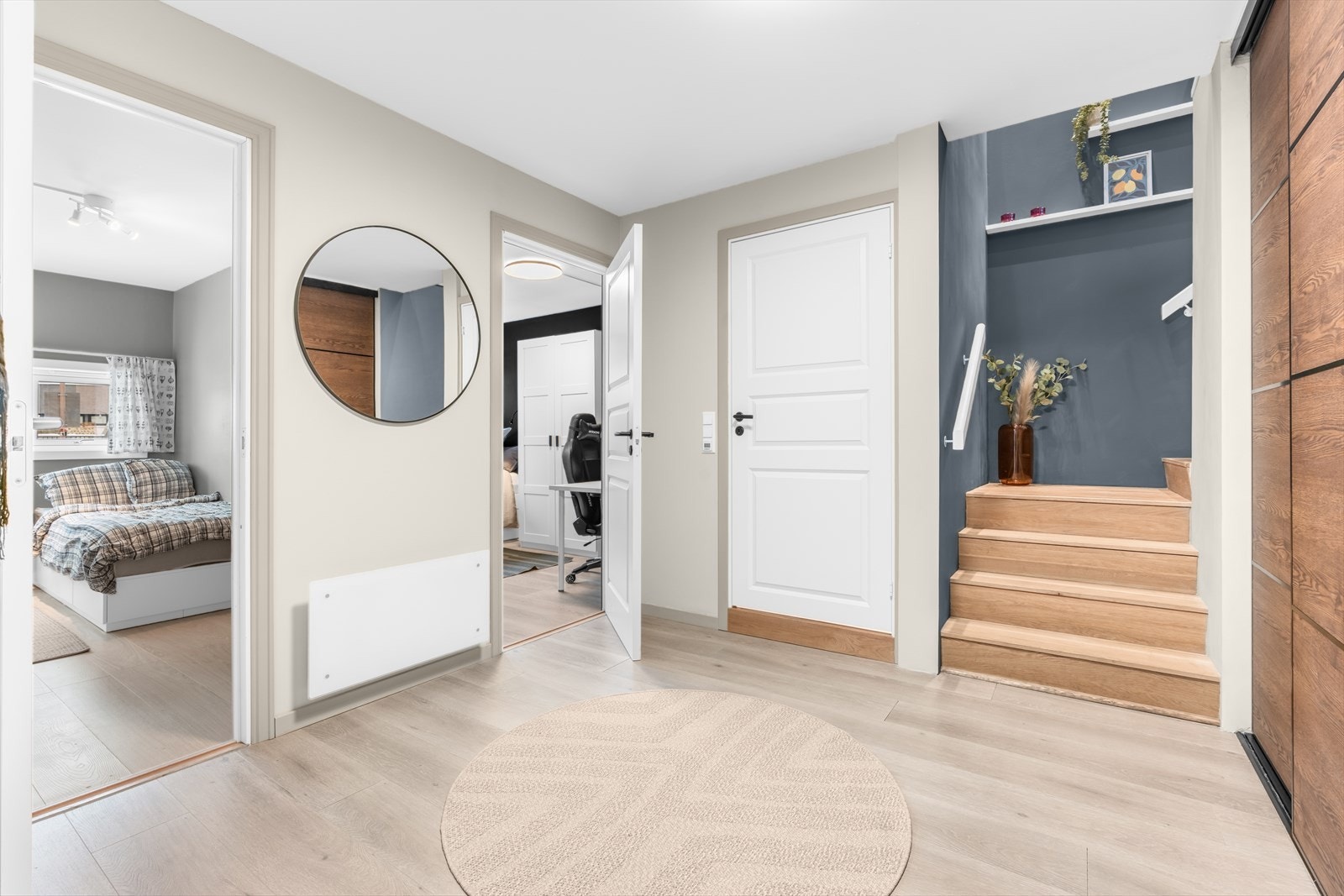 Lys og stor entré som gir en hyggelig velkomst inn i leiligheten. Galleribilde