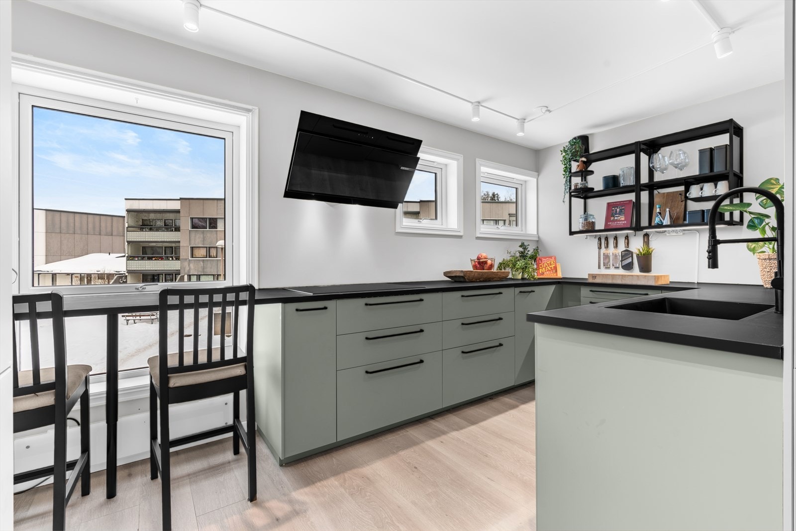 Kjøkkenet byr på en fin kombinasjon av skap- og benkeplass. Galleribilde